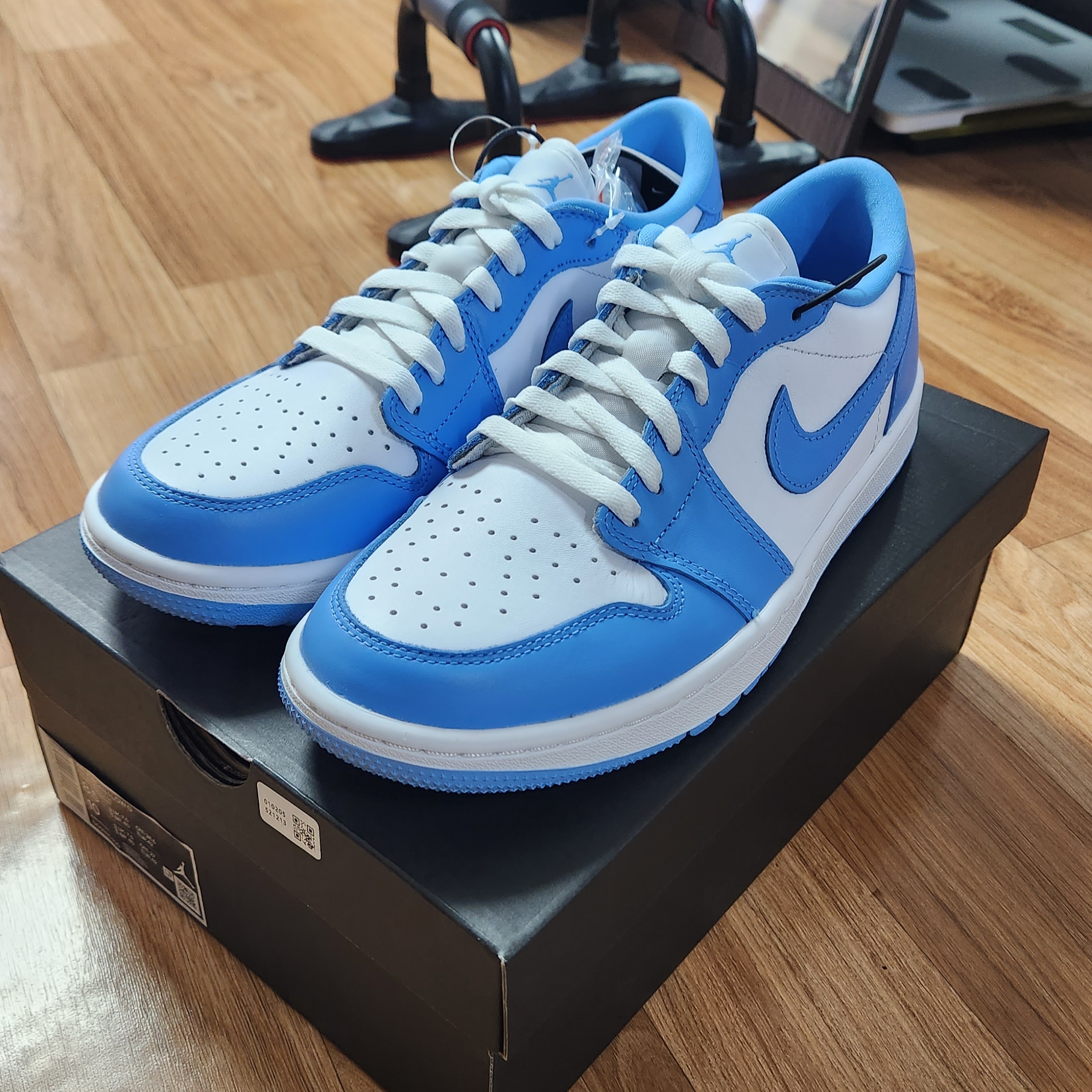 Jordan 1 Low Golf White and University Blue 착용 스타일