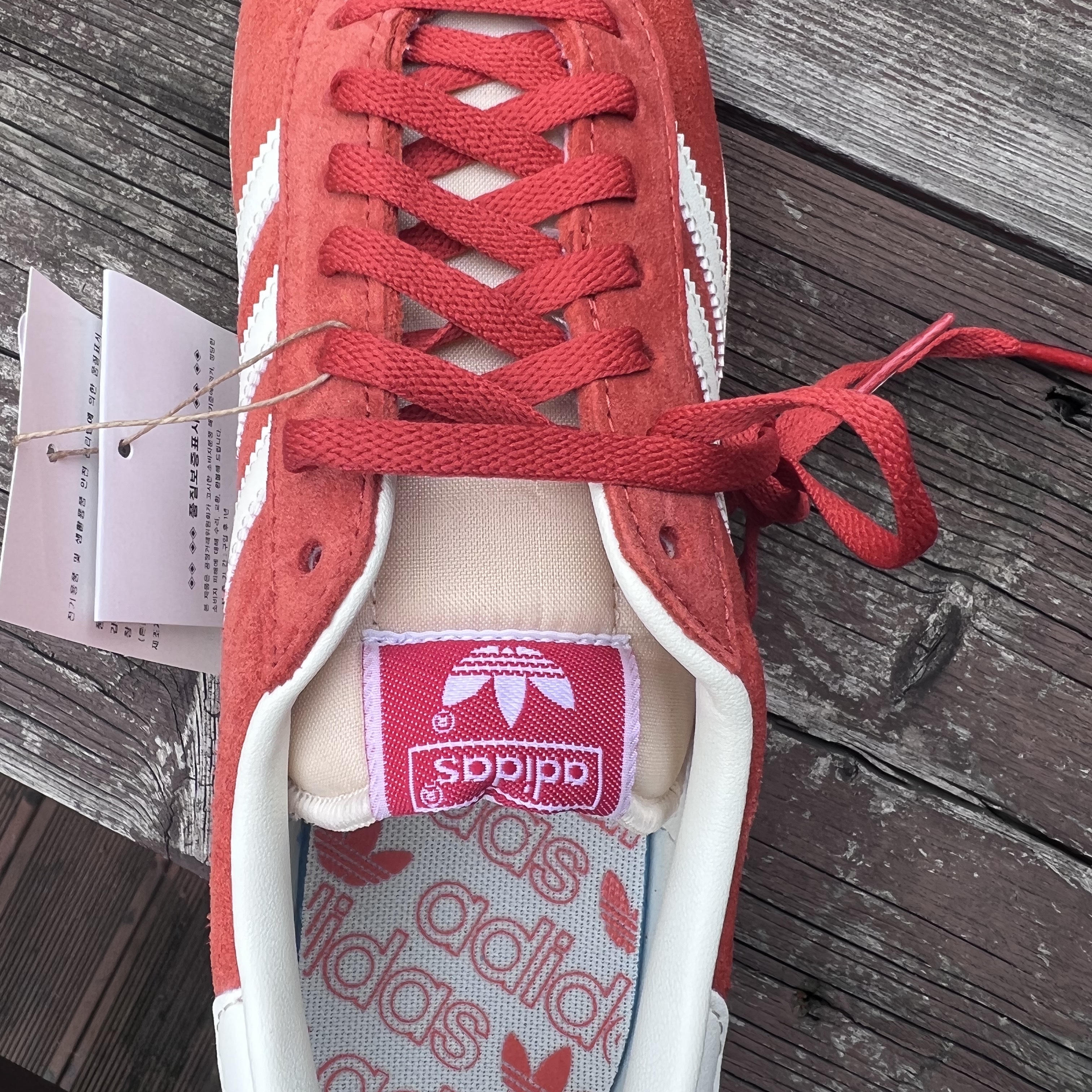 Adidas Gazelle Preloved Red Off White 착용 스타일 - 1