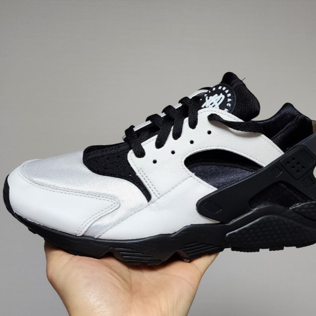 Nike Air Huarache Black and White 착용 스타일