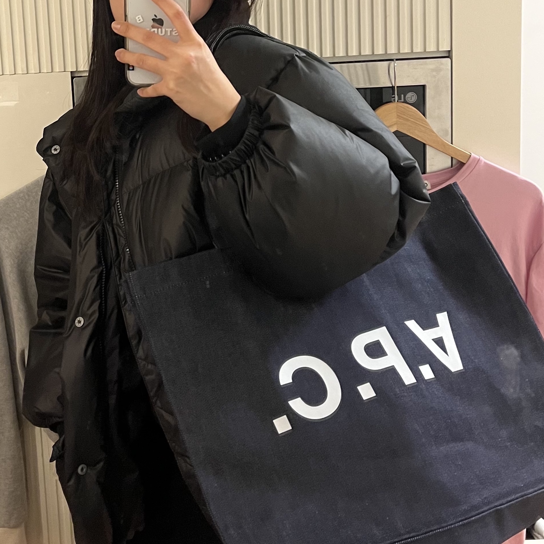 A.P.C. Daniela Shopping Bag Indigo 착용 스타일