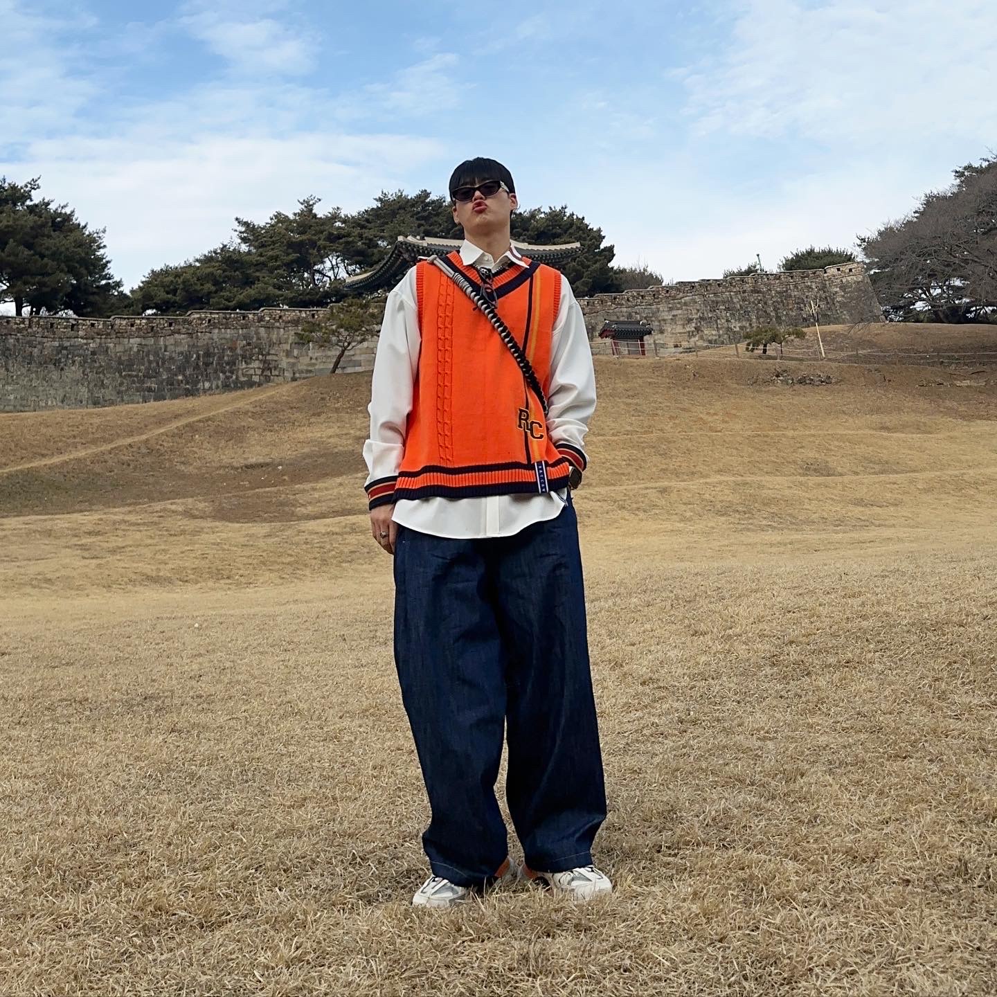 (W) Balenciaga Track Sneakers White Orange 착용 스타일 - 3