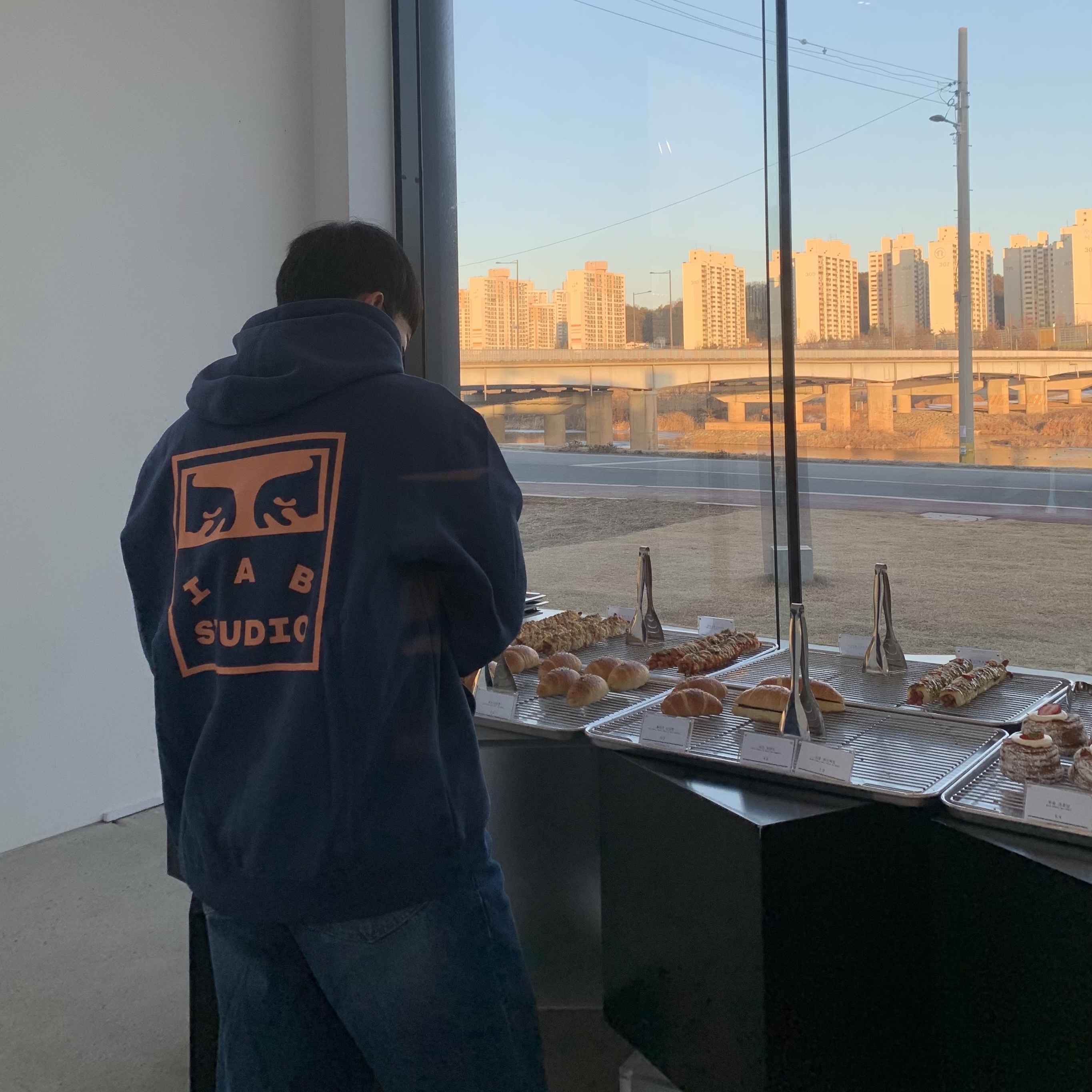 IAB Studio x Obey Eyes Icon Hoodie Oceana 착용 스타일 - 1