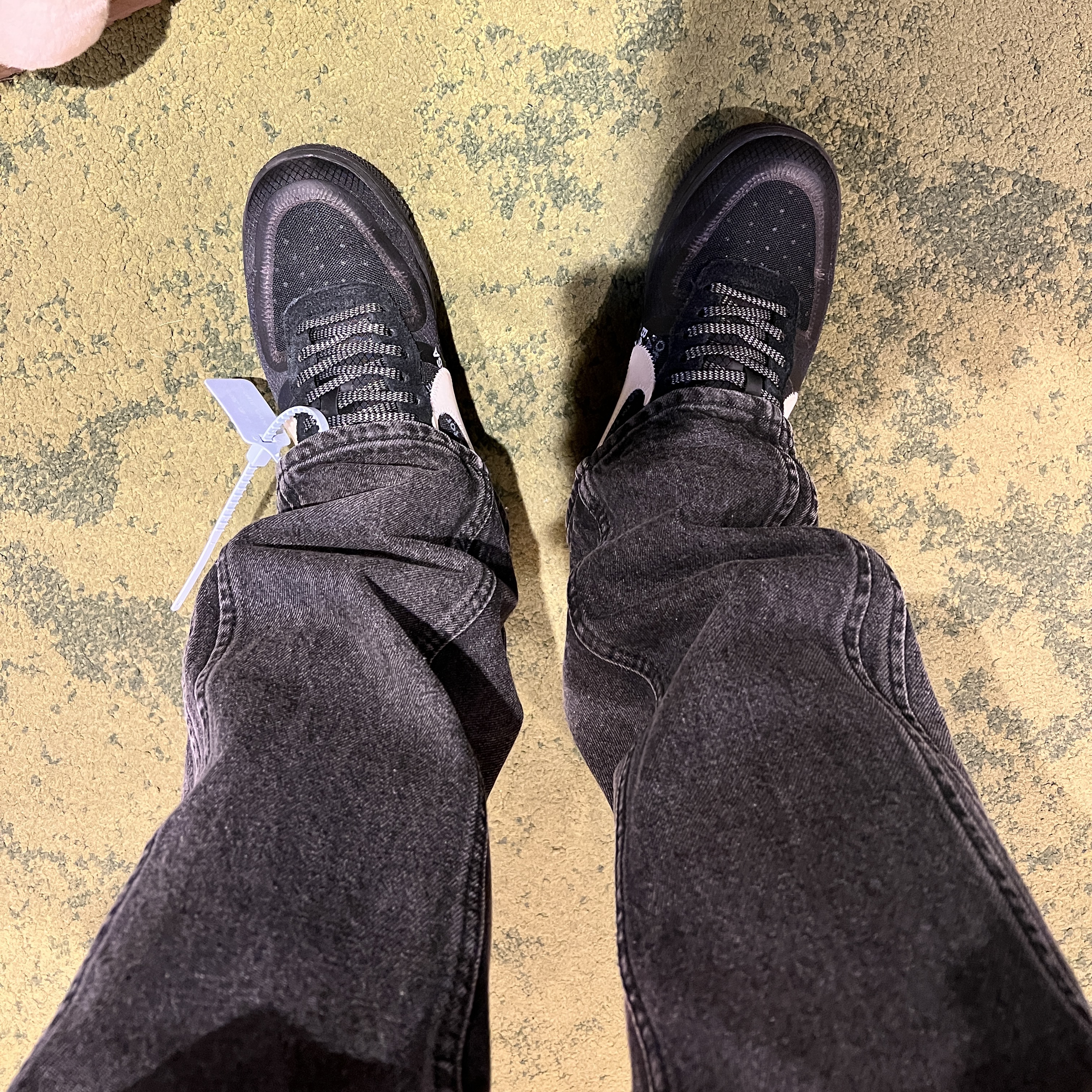 Nike x Off-White Air Force 1 Low Black White 착용 스타일