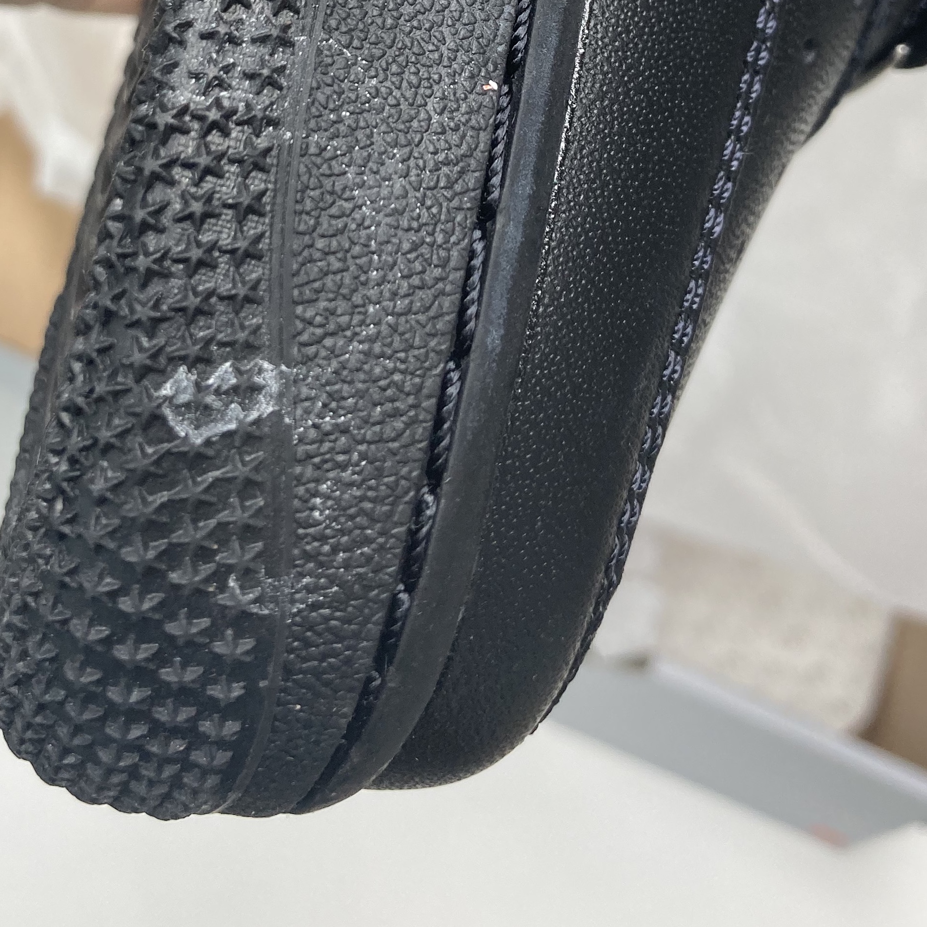(W) Nike Air Force 1 '07 Low Triple Black 착용 스타일 - 1
