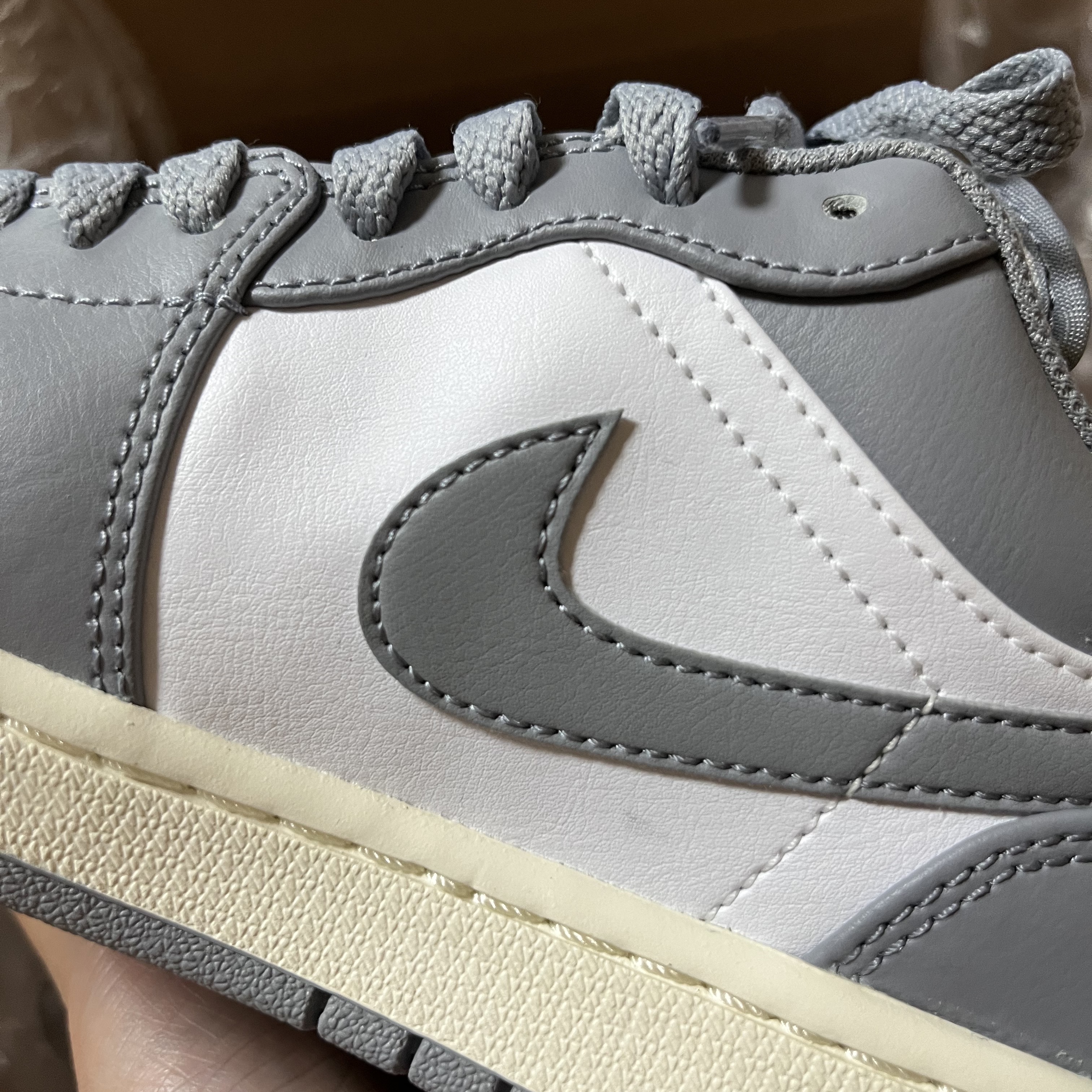 Jordan 1 Low Stealth and White 착용 스타일 - 1