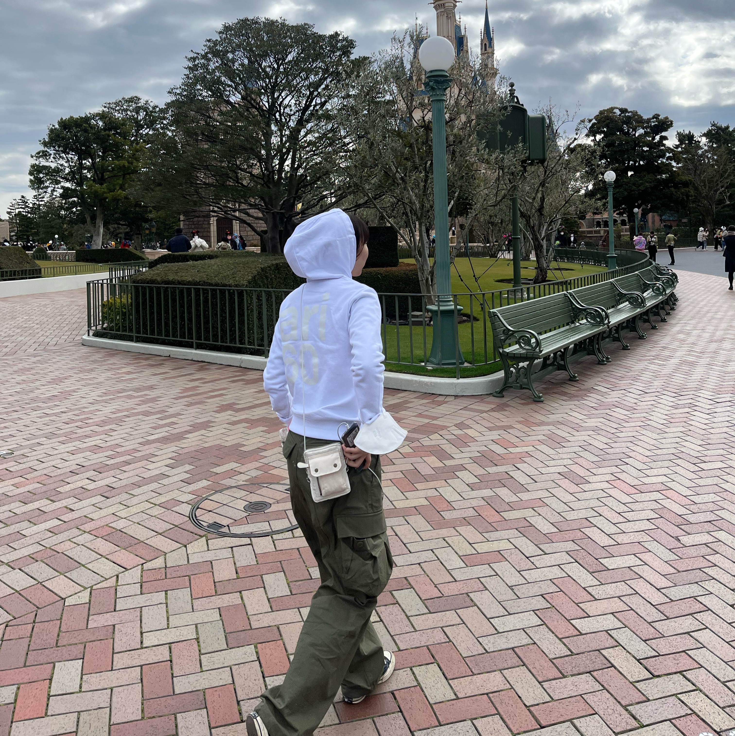 [KREAM 단독] Safarispot Women 1/2 Basic Safari Hoodie White 착용 스타일 - 2