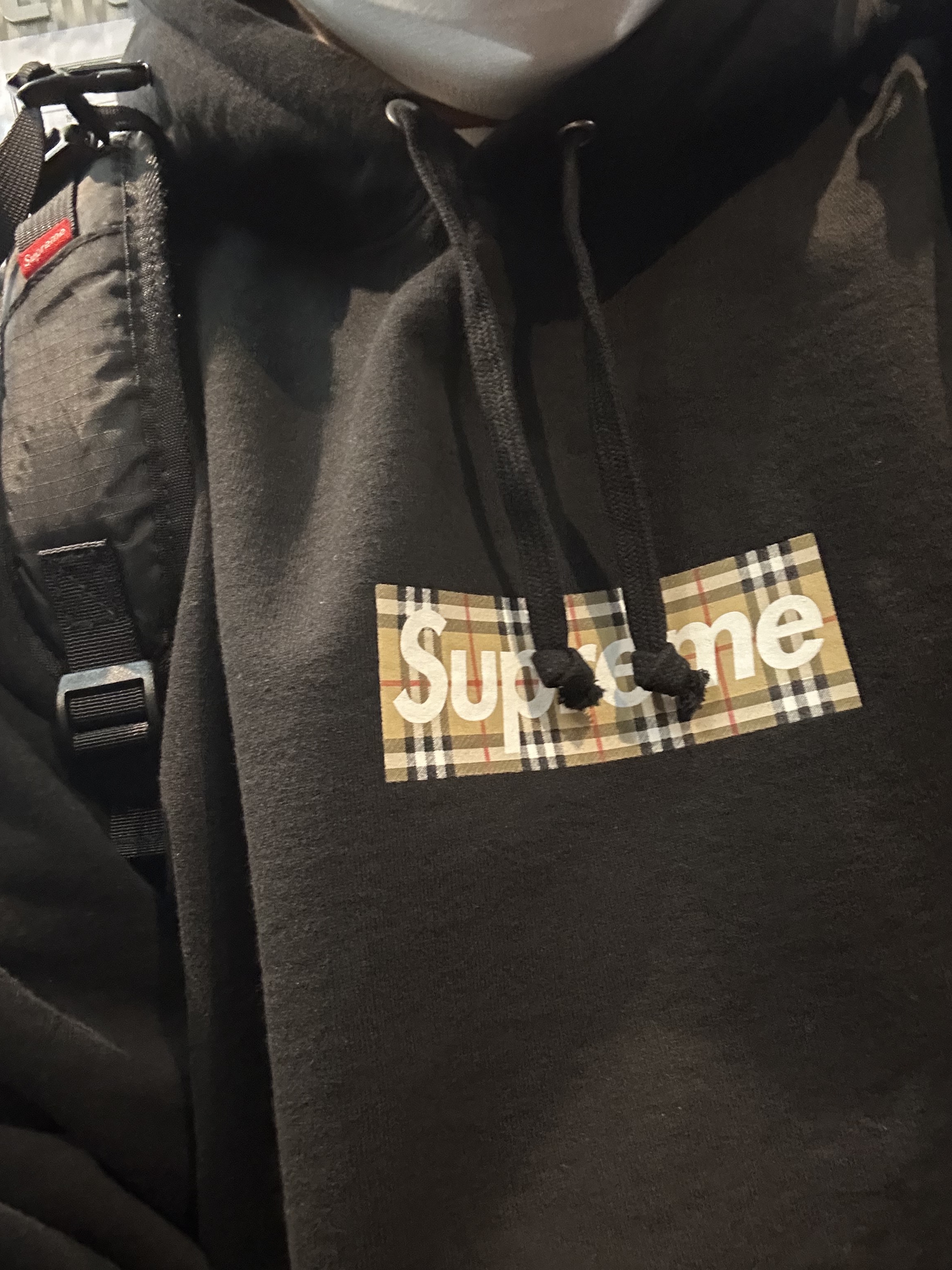 Supreme x Burberry Box Logo Hooded Sweatshirt Black - 22SS, Supreme Backpack Black - 18FW 착용 스타일