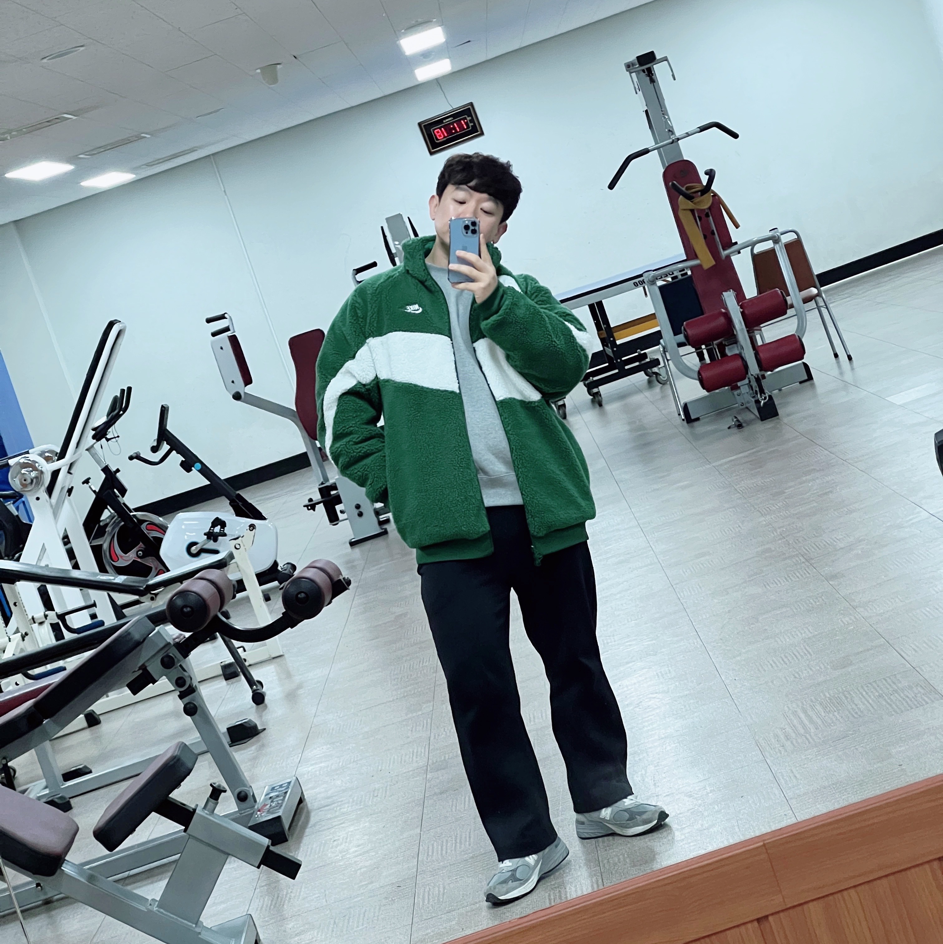 Nike Big Swoosh Full Zip Jacket Gorge Green White, New Balance 992 Made in USA Grey - D Standard 착용 스타일