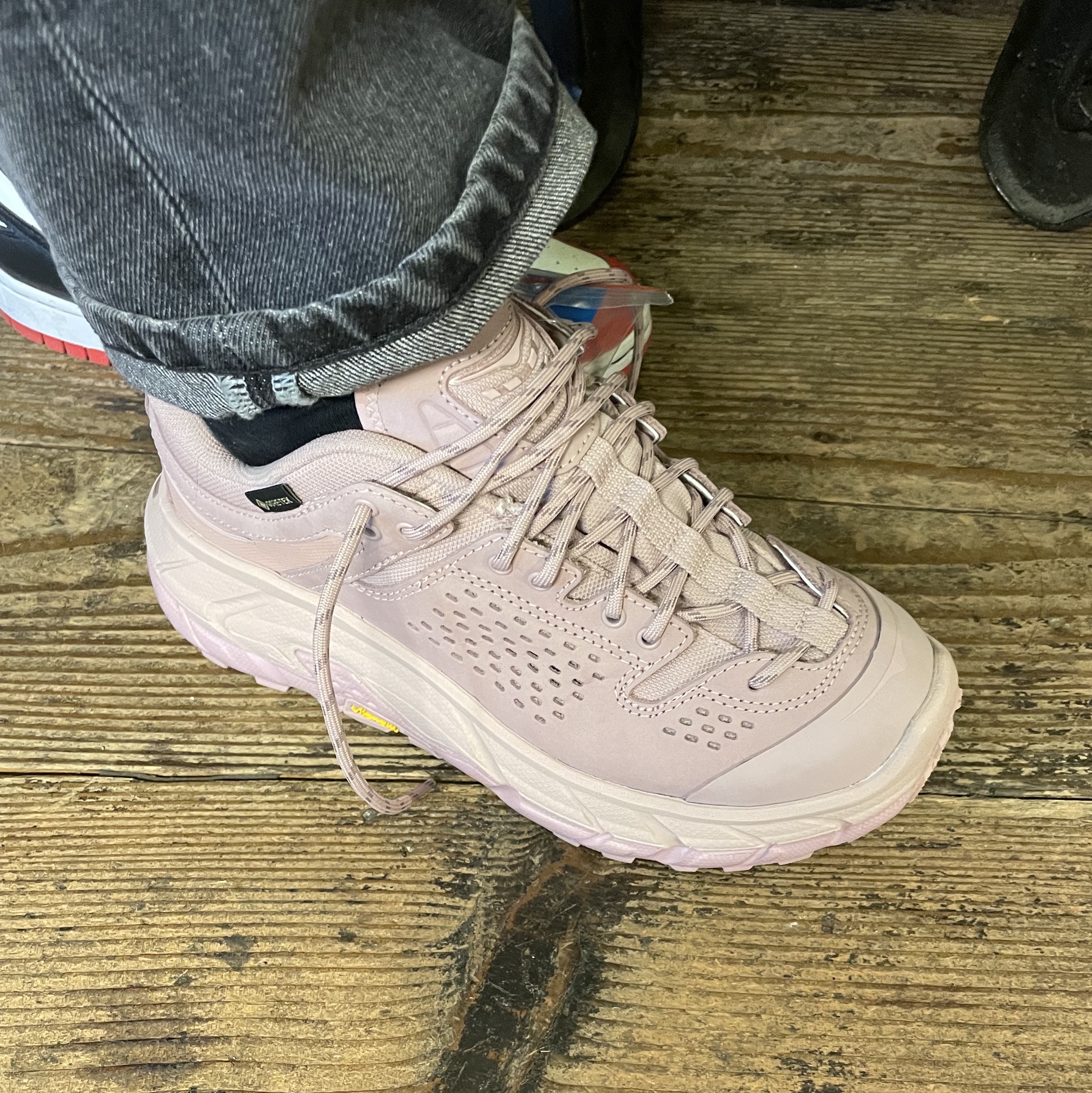 Hoka Tor Ultra Low Pale Mauve 착용 스타일