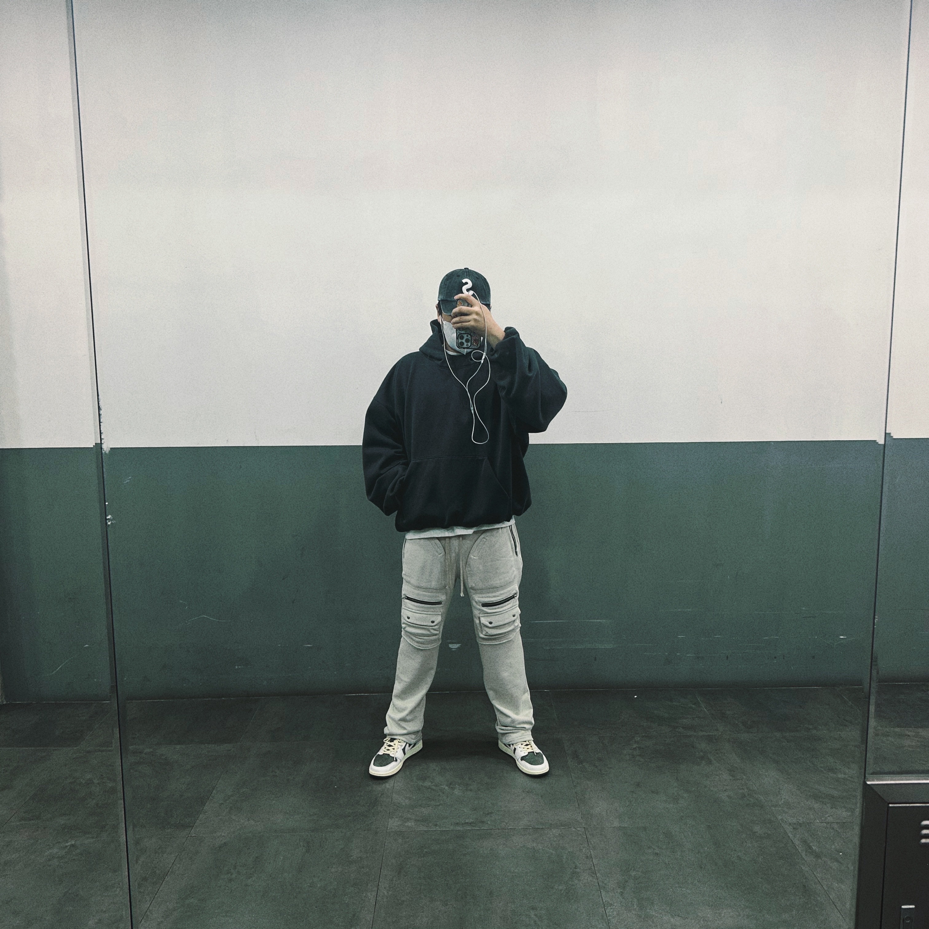 Yeezy Gap Engineered By Balenciaga Dove Hoodie Black, Jordan 1 x Travis Scott Retro Low OG SP Sail and Ridgerock 착용 스타일
