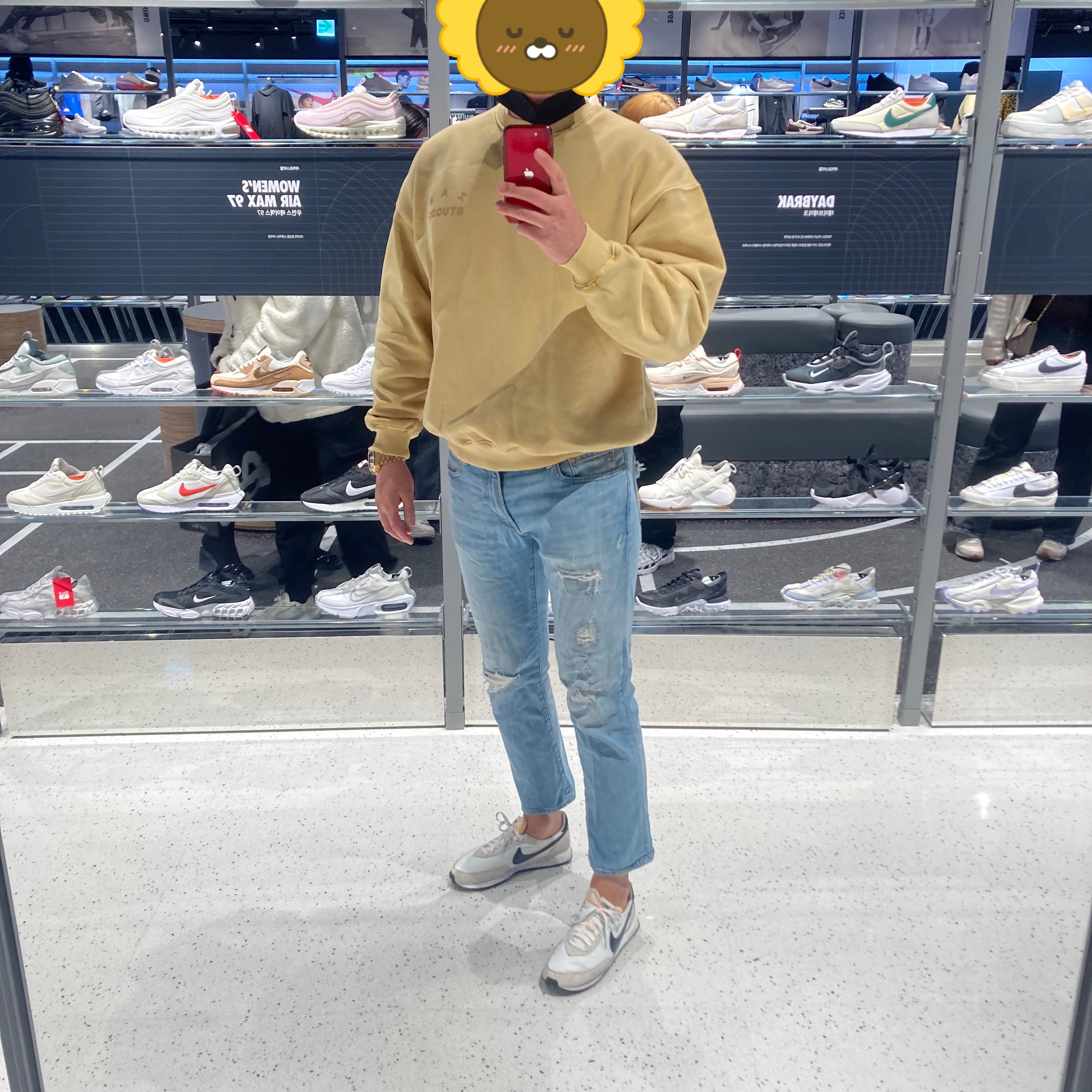 IAB Studio Pigment Sweatshirt & Mini Bag Mustard 착용 스타일