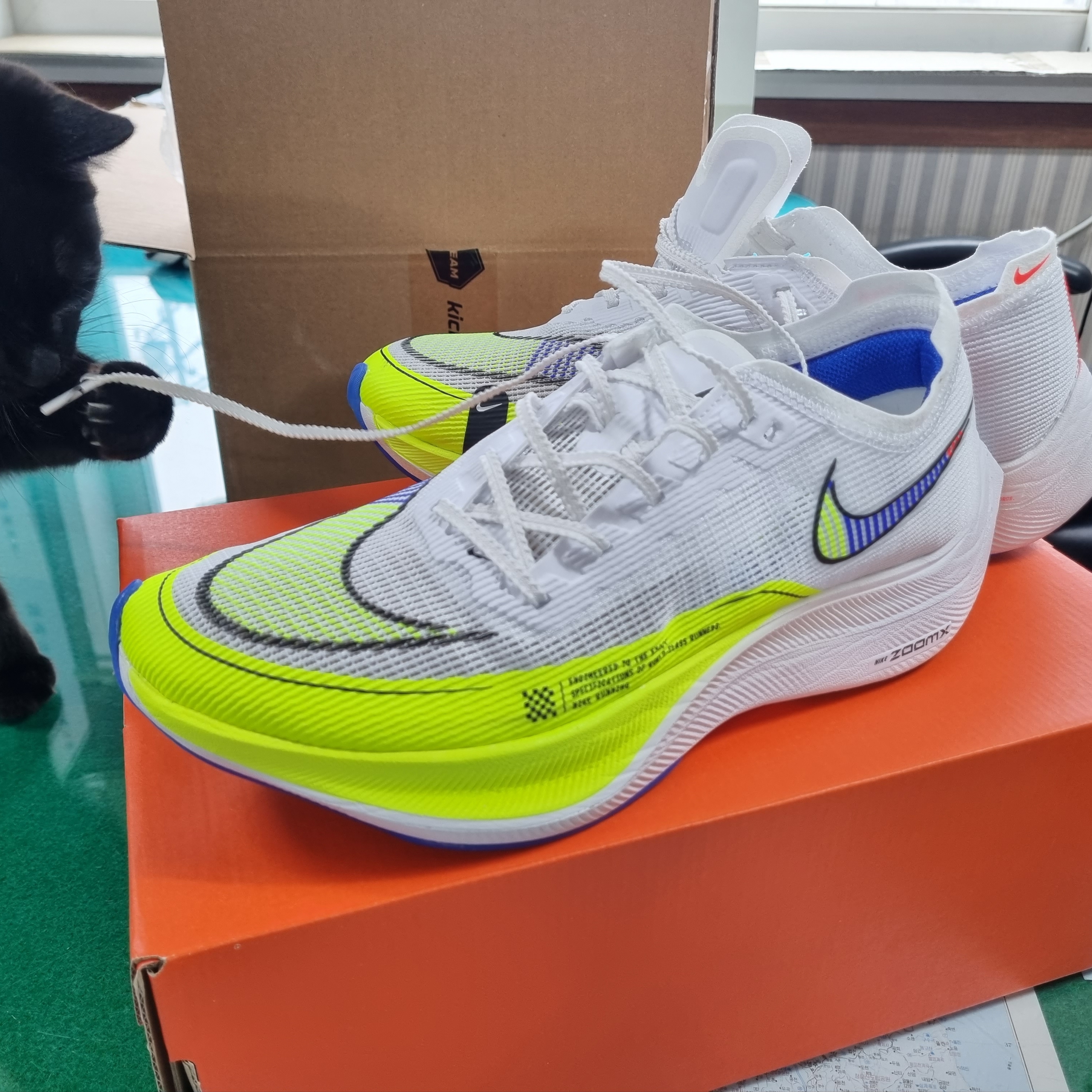 Nike ZoomX Vaporfly Next% 2 White Volt 착용 스타일
