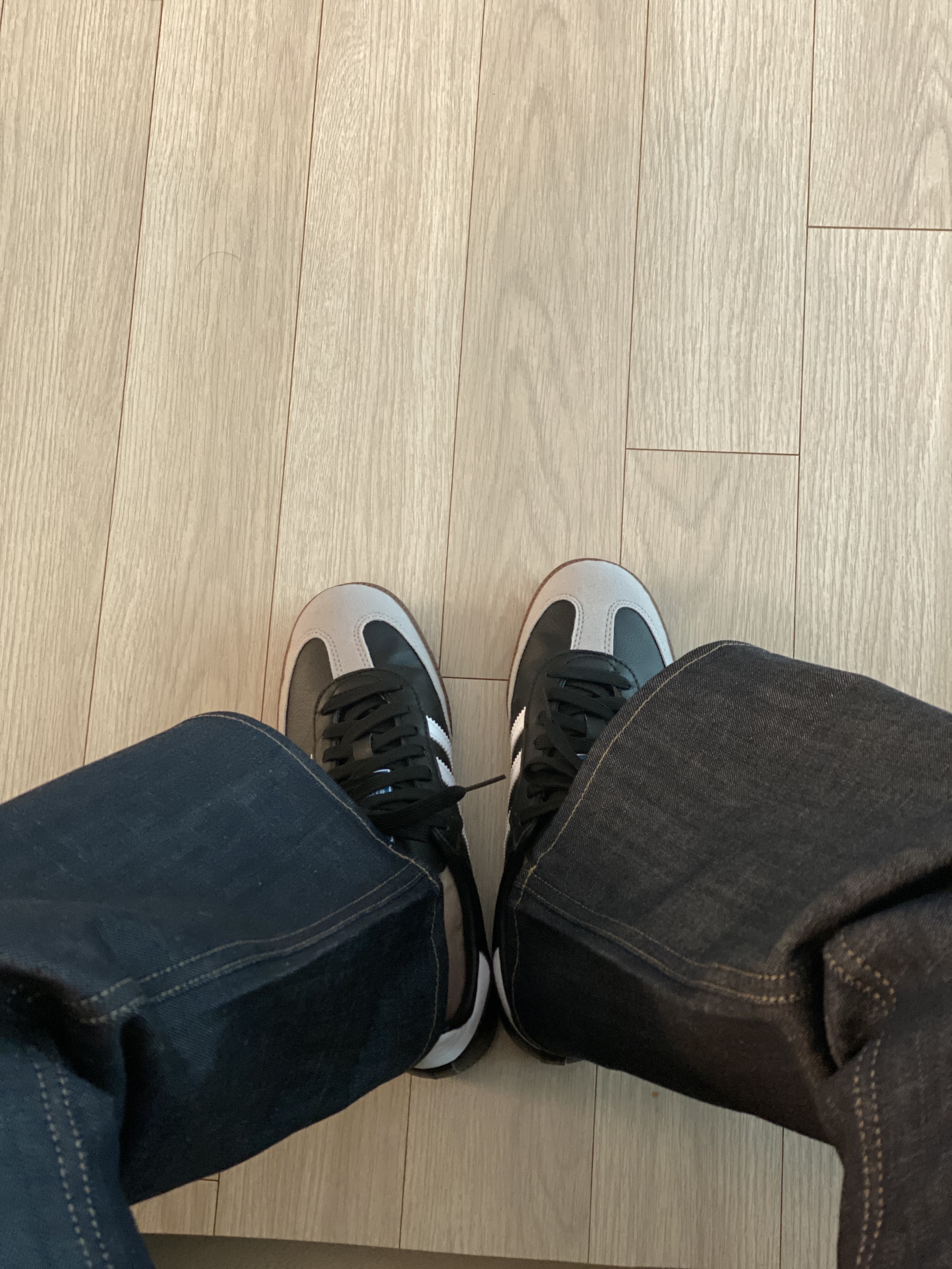 Adidas Samba Vegan Black White 착용 스타일 - 2