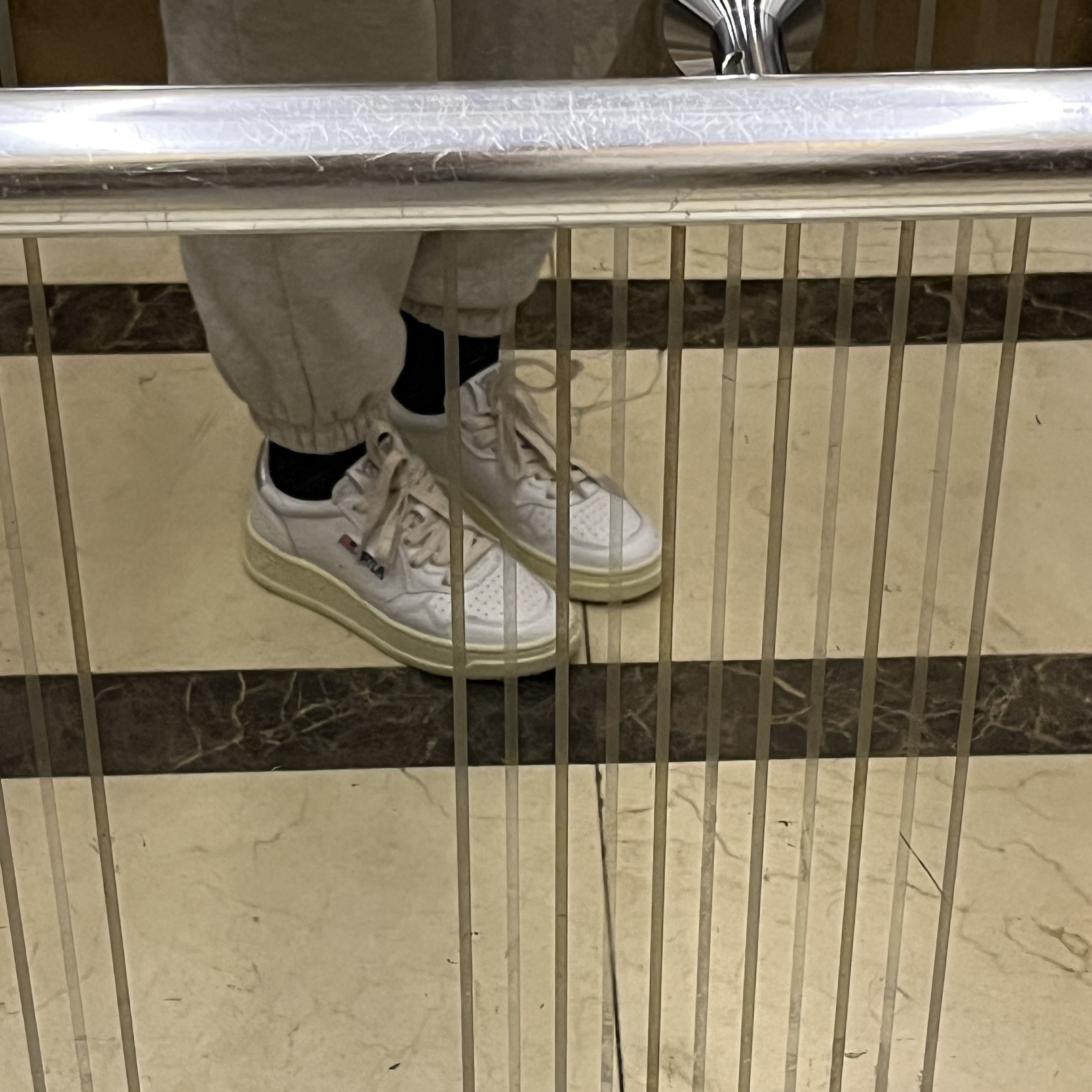 (W) Autry Medalist Low Leather Sneakers White Silver 착용 스타일