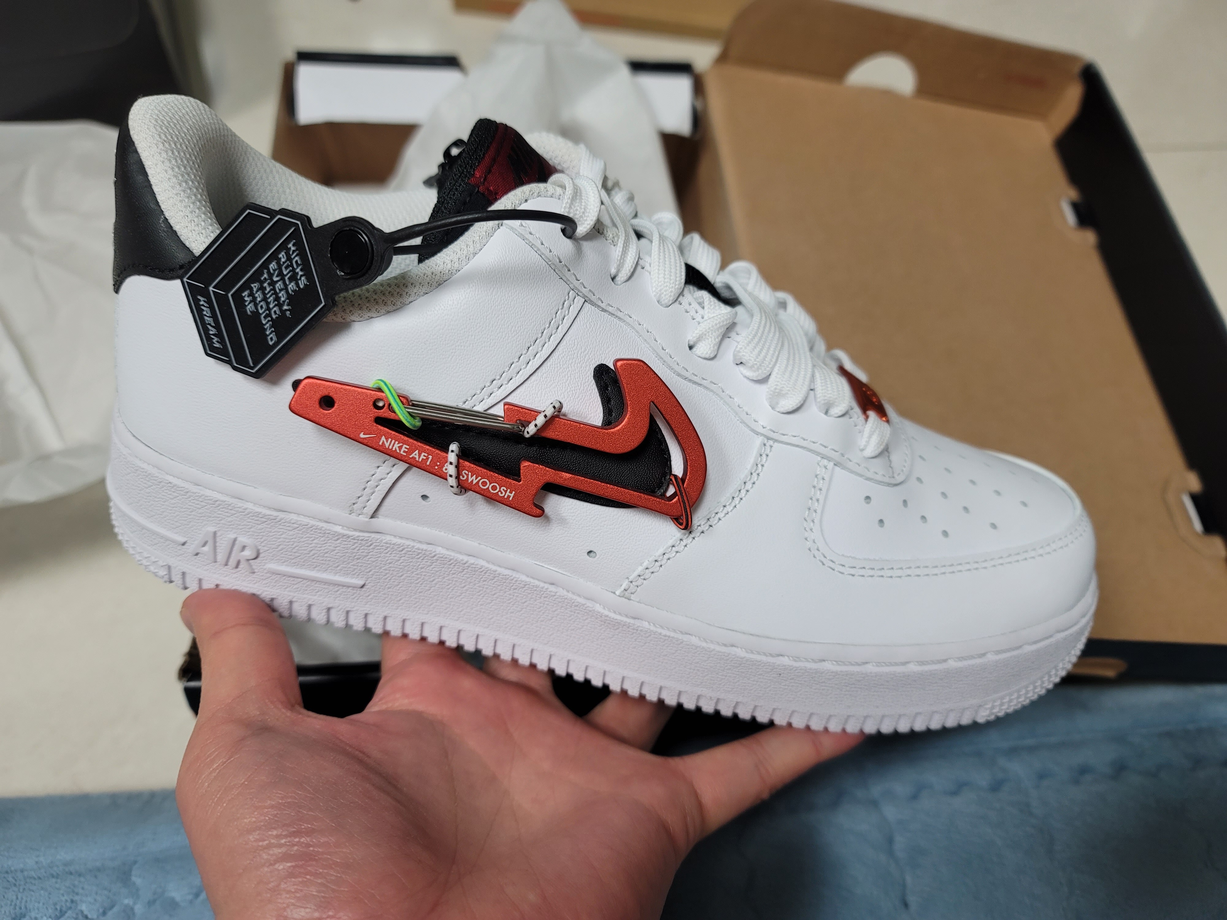 Nike Air Force 1 '07 PRM Carabiner Red 착용 스타일 - 1