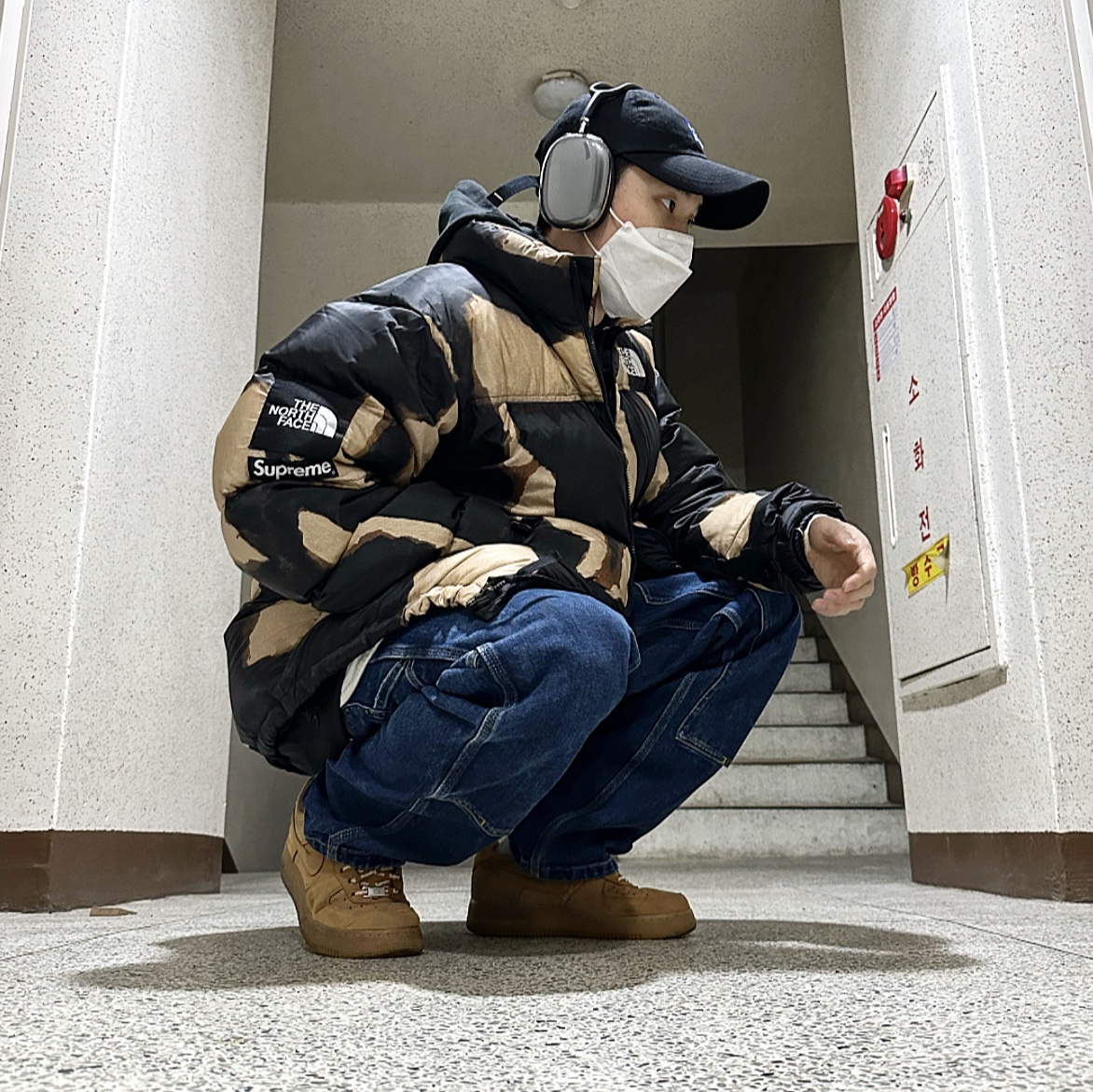 Supreme x The North Face Bleached Denim Print Nuptse Jacket Black - 21FW, Nike x Supreme Air Force 1 Low Flax 착용 스타일 - 2