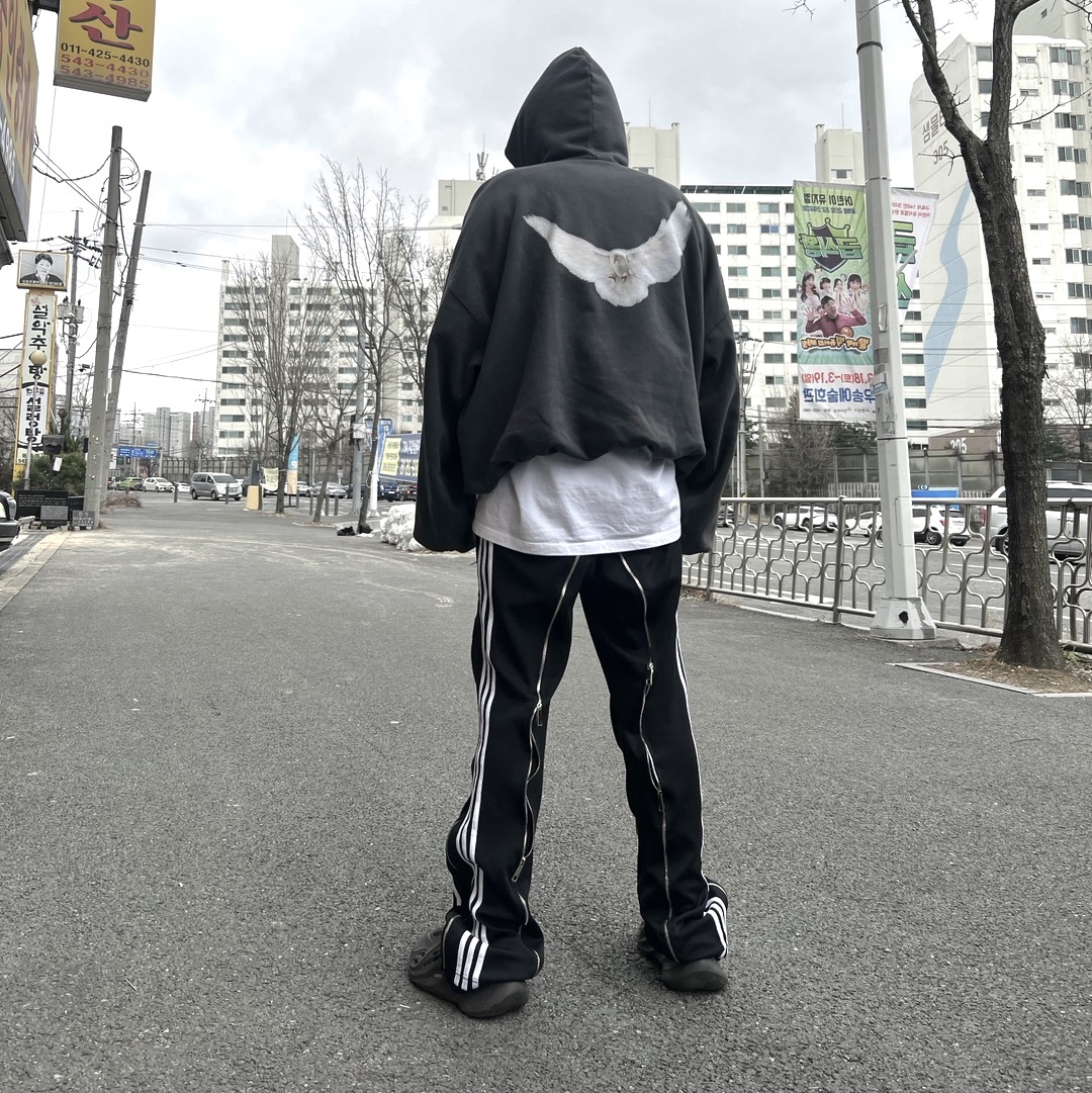 Adidas Yeezy Foam RNNR Onyx, Yeezy Gap Engineered By Balenciaga Dove Hoodie Black 착용 스타일 - 1
