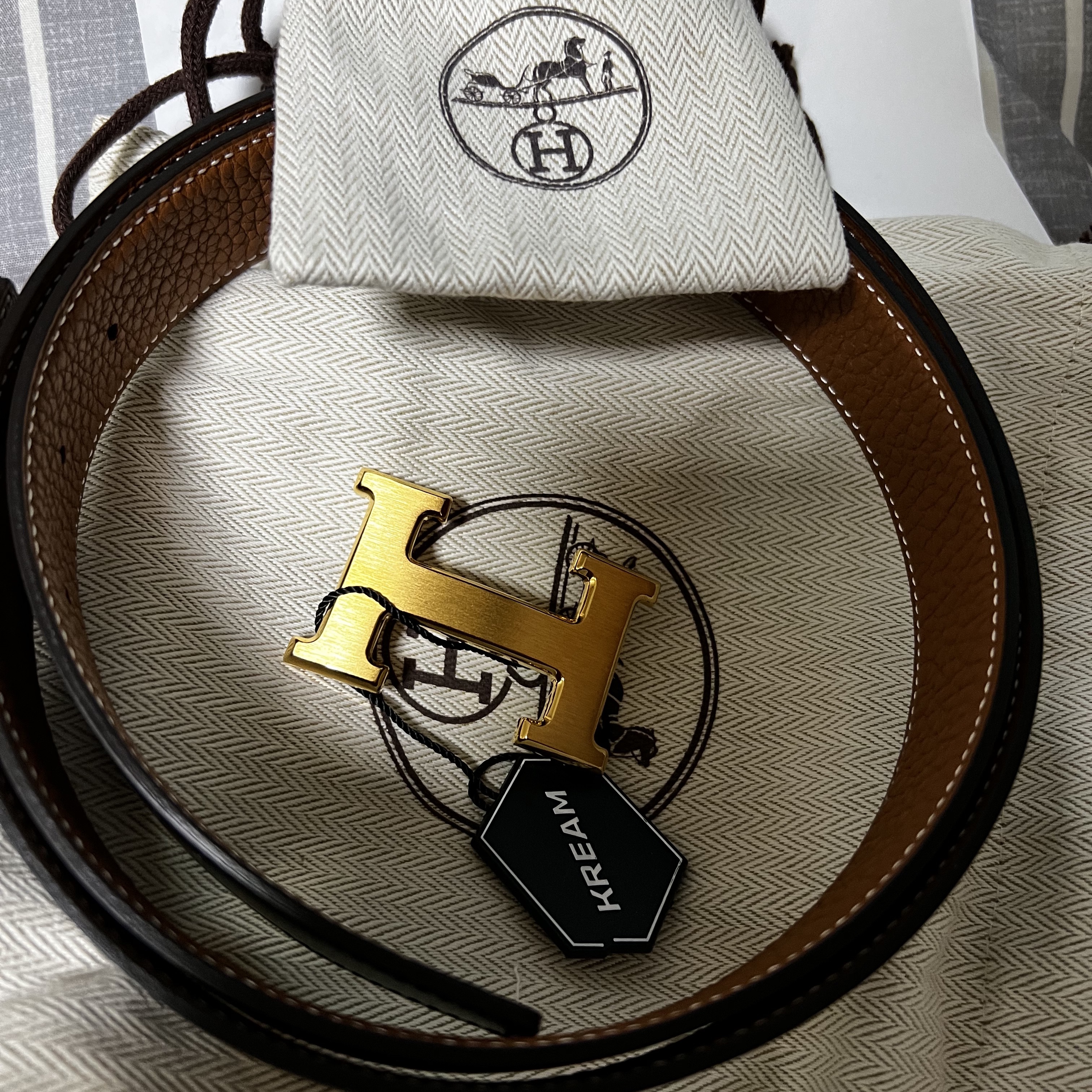 Hermes H Belt Buckle & Reversible Leather Strap 32mm & Platinum Brushed Gold Noir Gold 착용 스타일 - 1