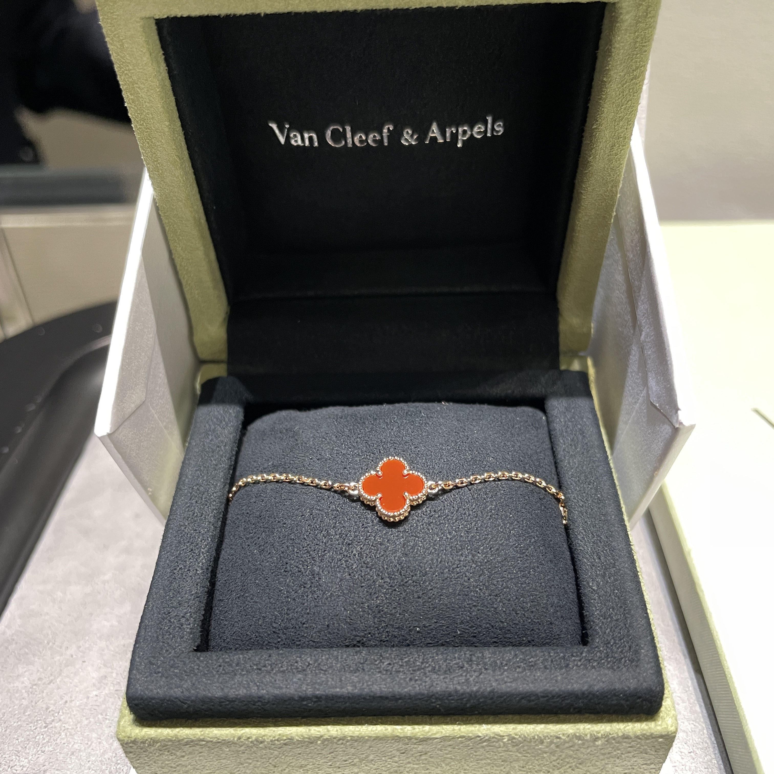 (W) Van Cleef & Arpels Sweet Alhambra Bracelet Rose Gold Carnelian 착용 스타일 - 3