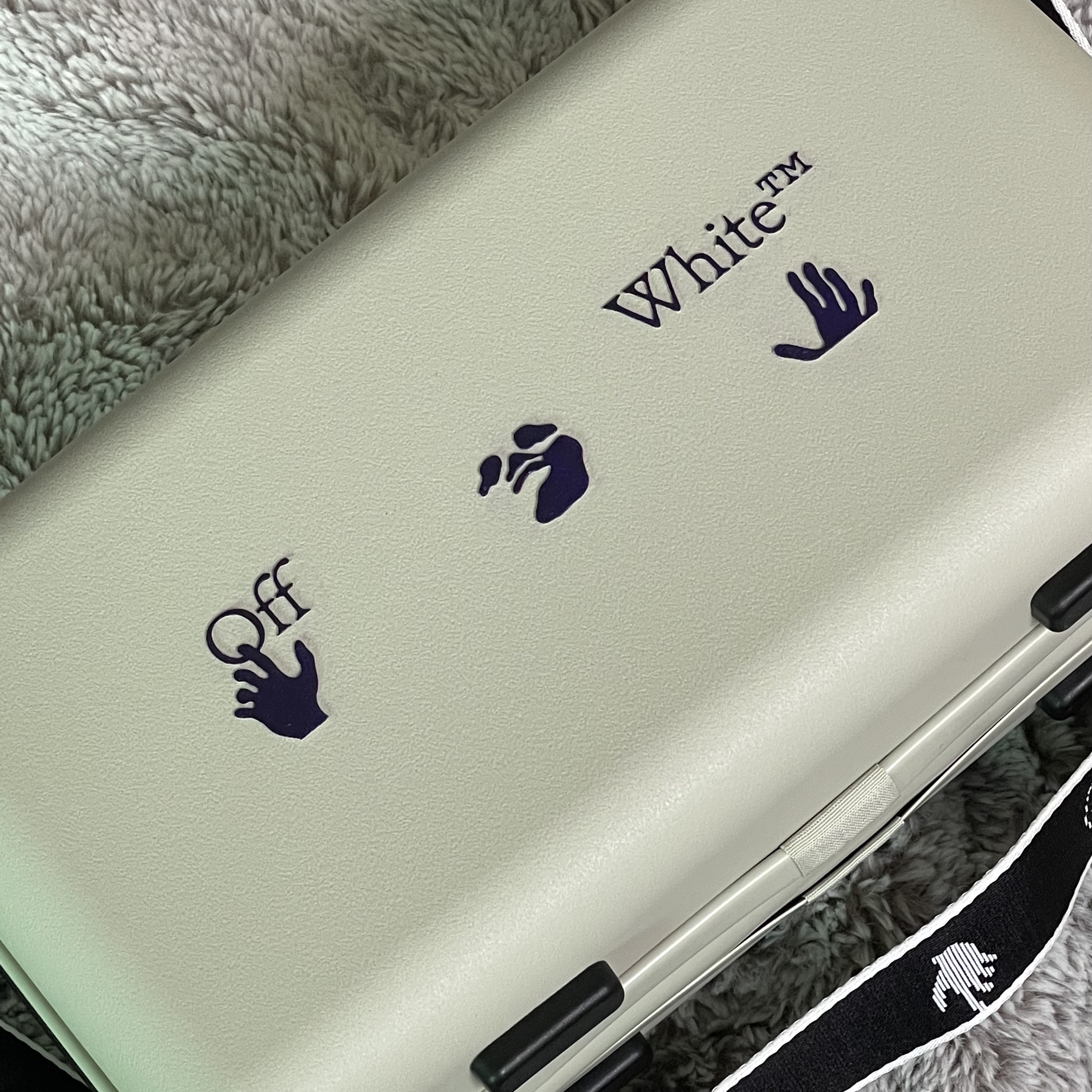 Off-White x Amore Pacific Protection Box (Without Cosmetics) 착용 스타일