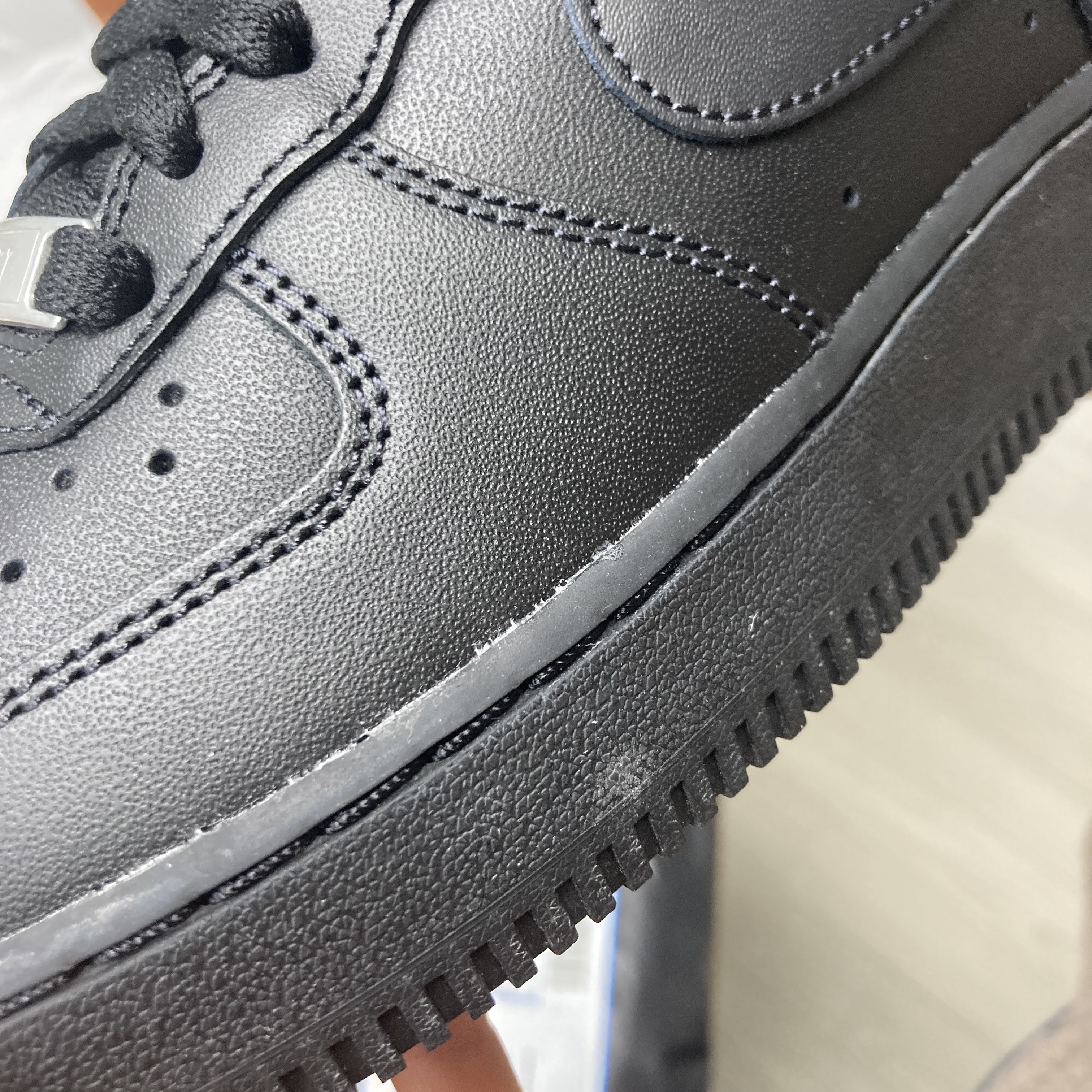 (W) Nike Air Force 1 '07 Low Triple Black 착용 스타일 - 2