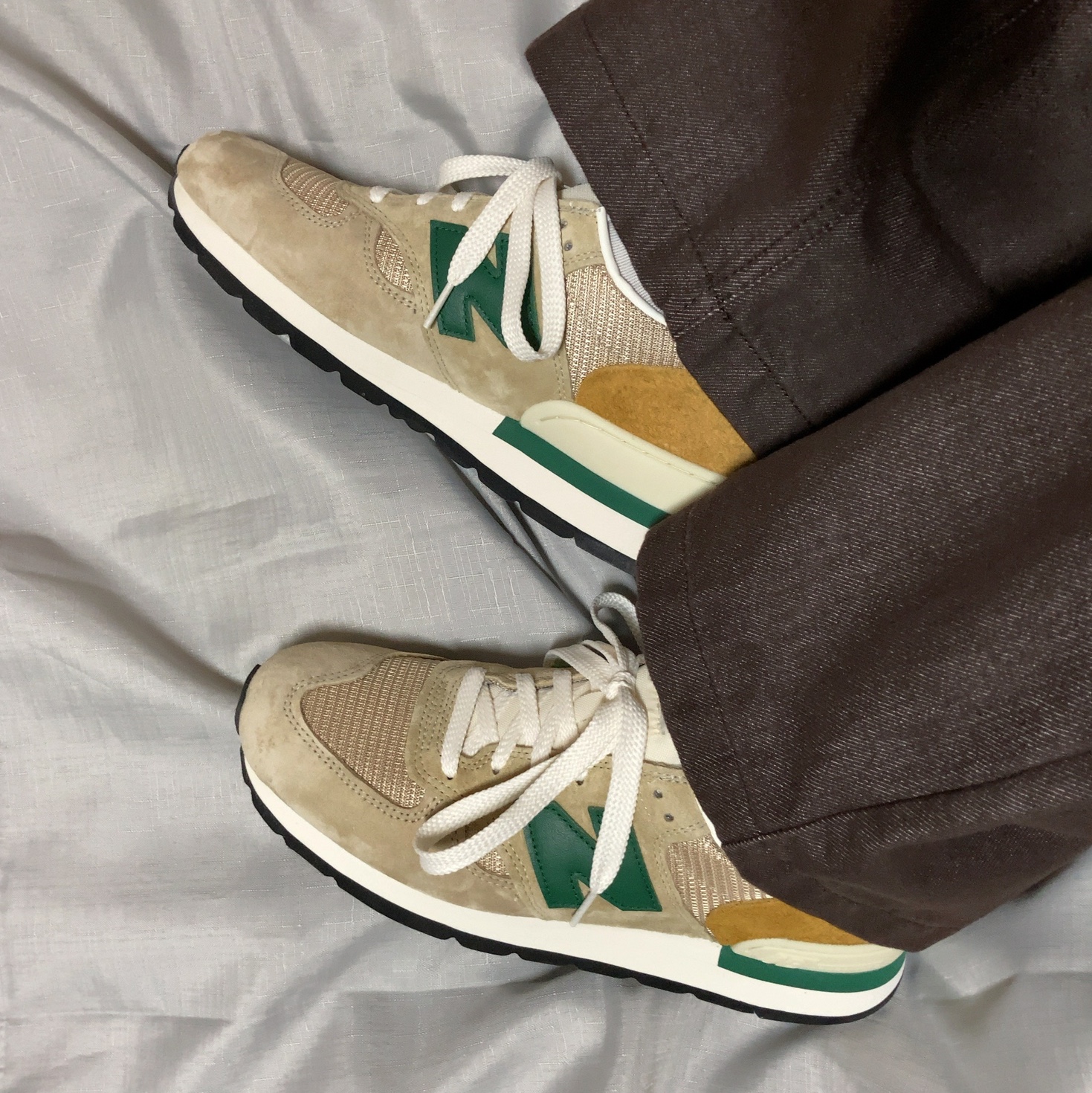 New Balance 990v1 Tan Green 착용 스타일