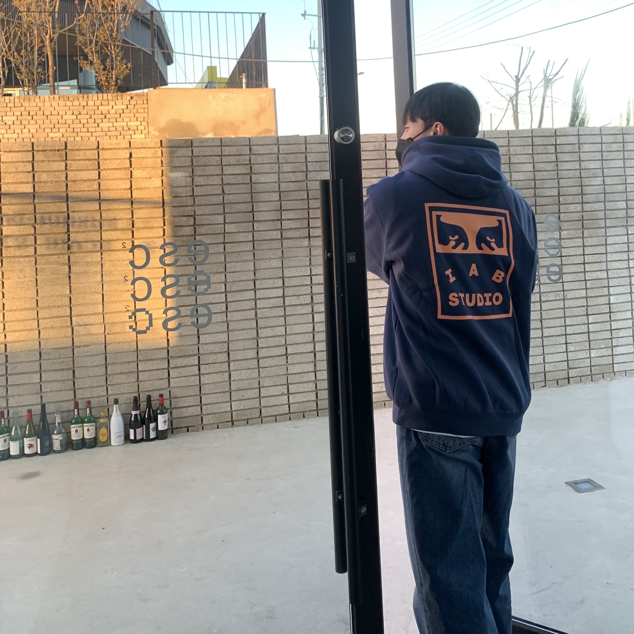 IAB Studio x Obey Eyes Icon Hoodie Oceana 착용 스타일 - 2