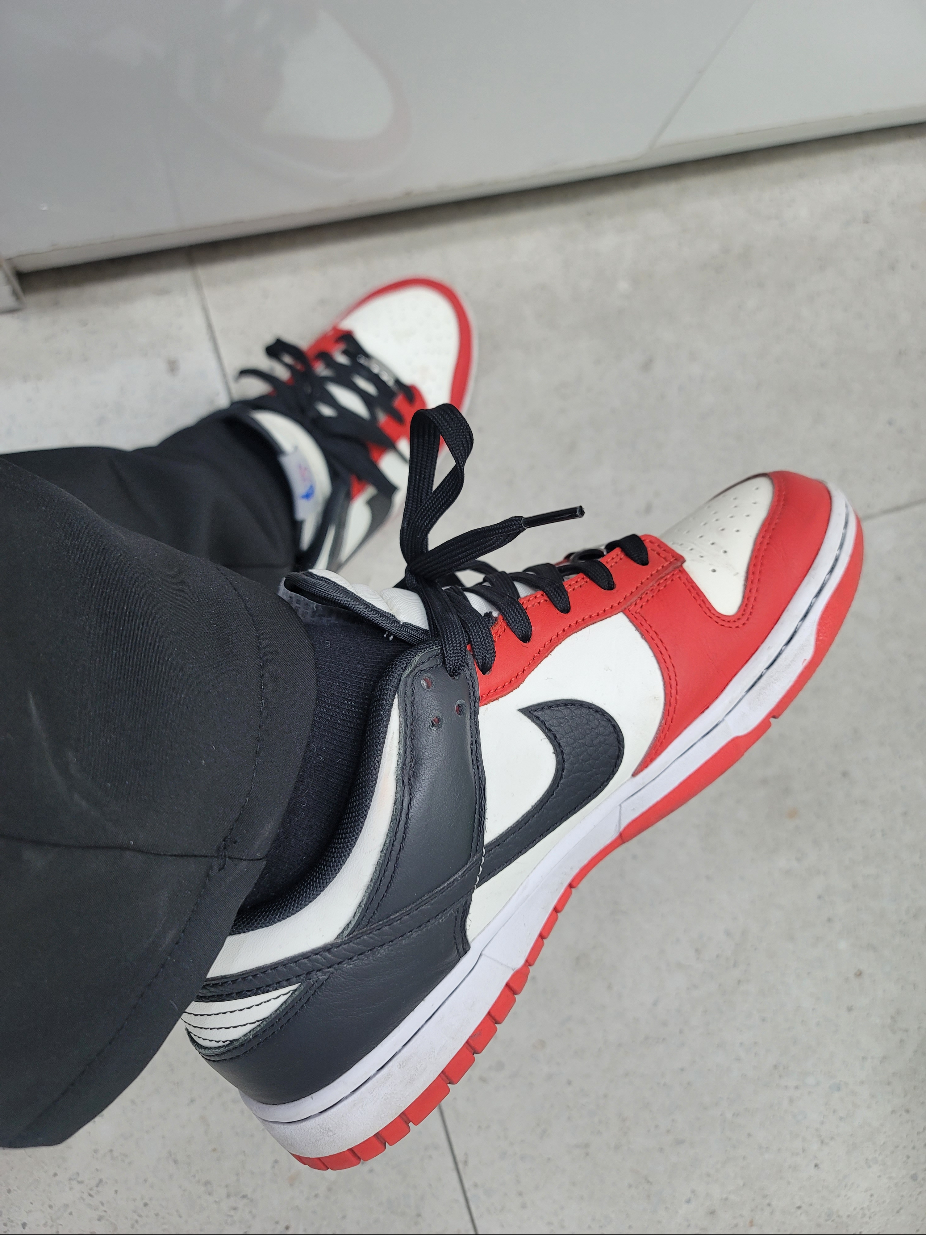 Nike x NBA Dunk Low Retro EMB Black and Chile Red 착용 스타일