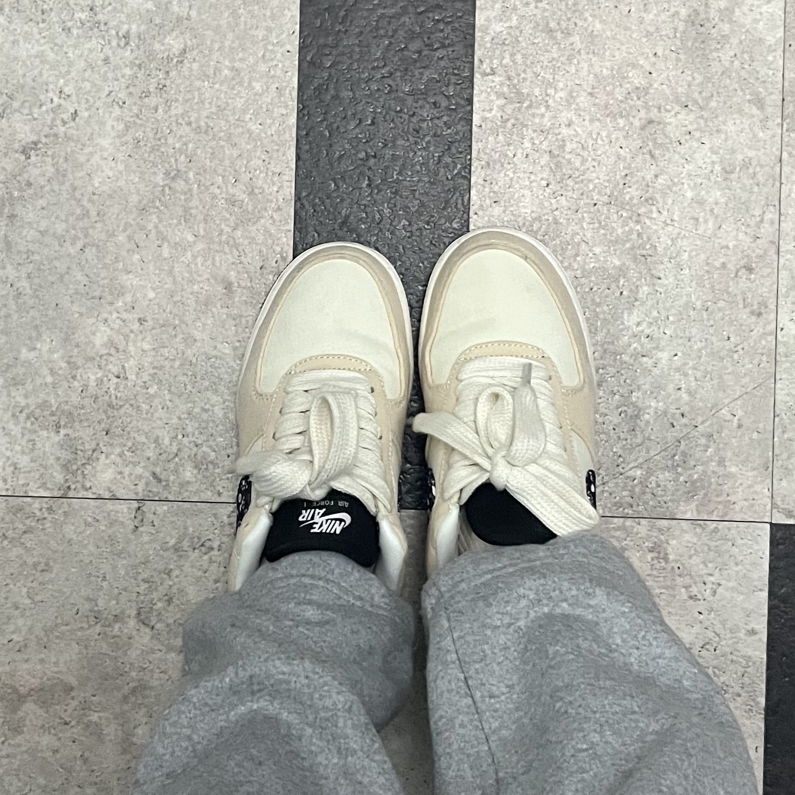 Nike Air Force 1 '07 LV8 Paisley Swoosh 착용 스타일 - 1