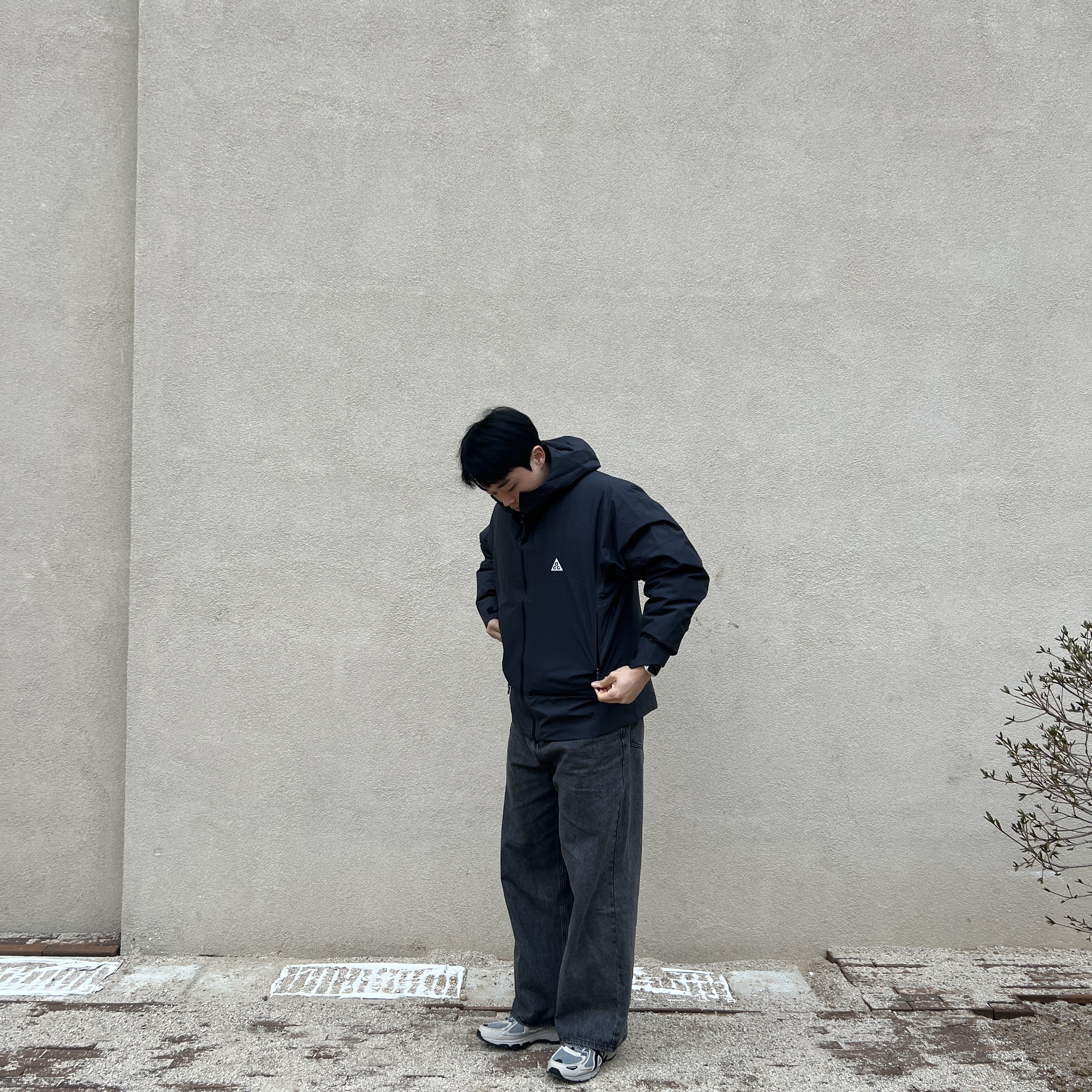 Asics Gel-Venture 6 Feather Grey Black, Nike ACG Storm-Fit ADV Cascade Rains Full Zip Shell Jacket Off Noir - Asia 착용 스타일