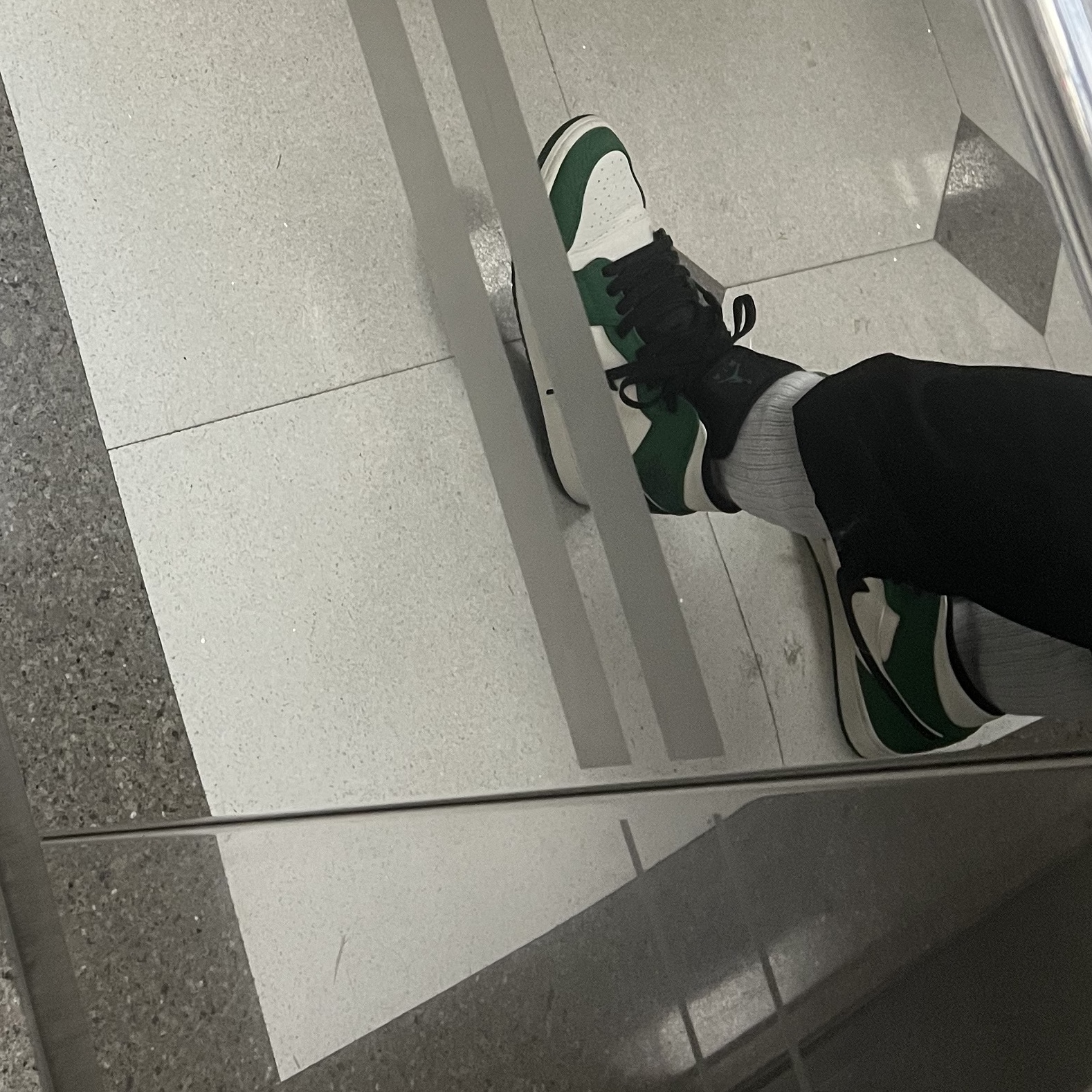 Jordan 1 Mid Pine Green 착용 스타일 - 2