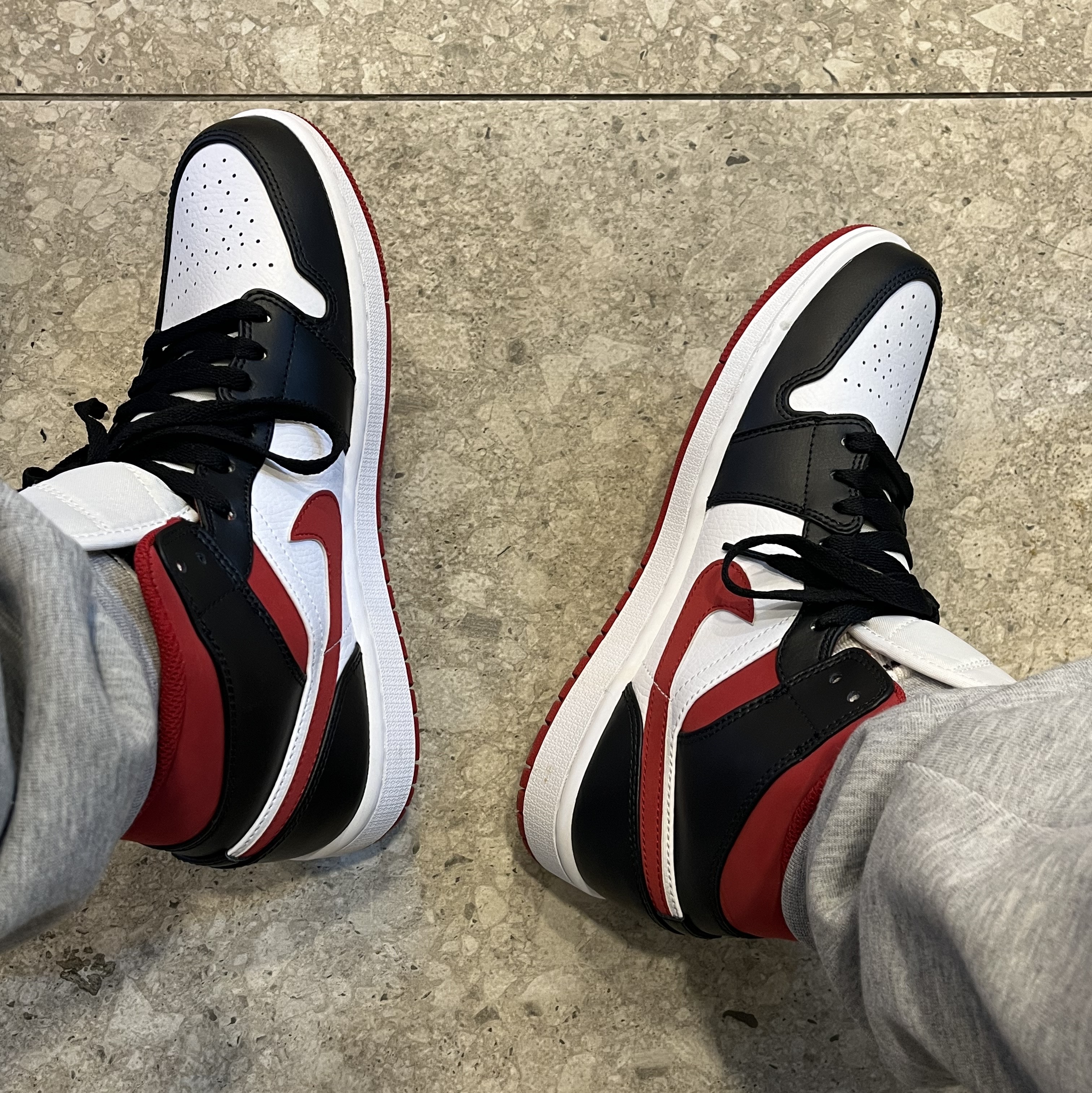 Jordan 1 Mid Gym Red Black White 착용 스타일