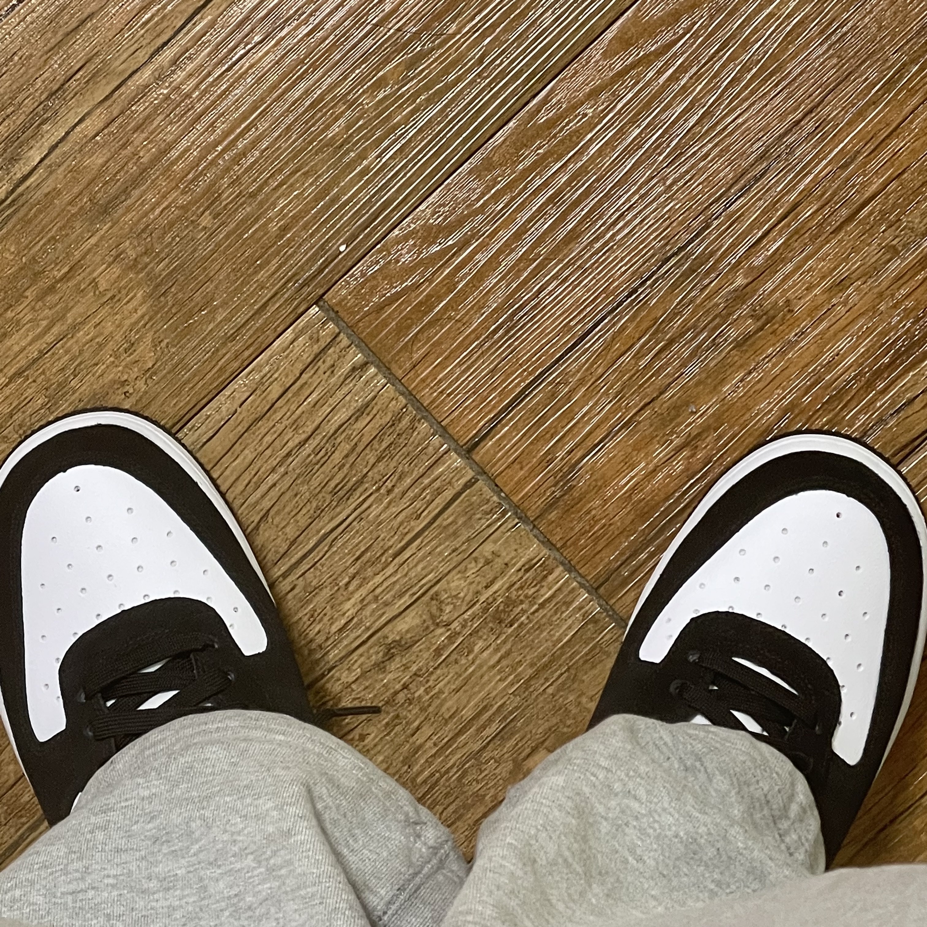 Nike Air Force 1 '07 LV8 Athletic Club Black Dark Sulfur 착용 스타일