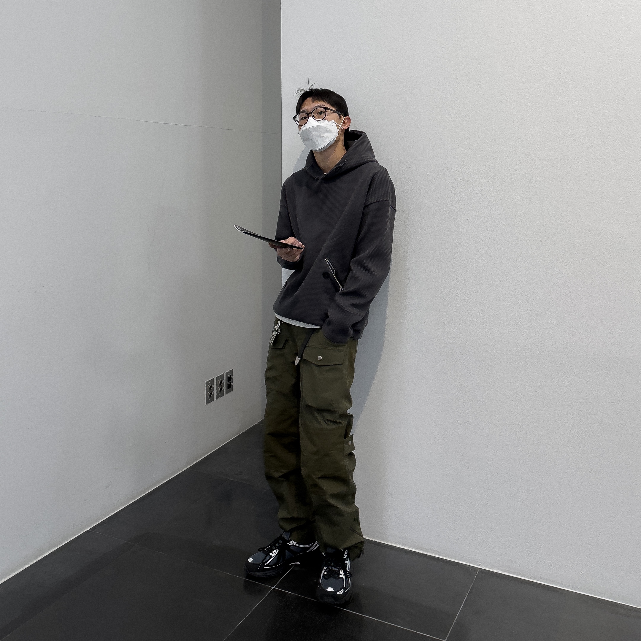 Asics Gel-Venture 6 Carrier Grey, Andersson Bell x Asics Cargo Pants Khaki 착용 스타일 - 2