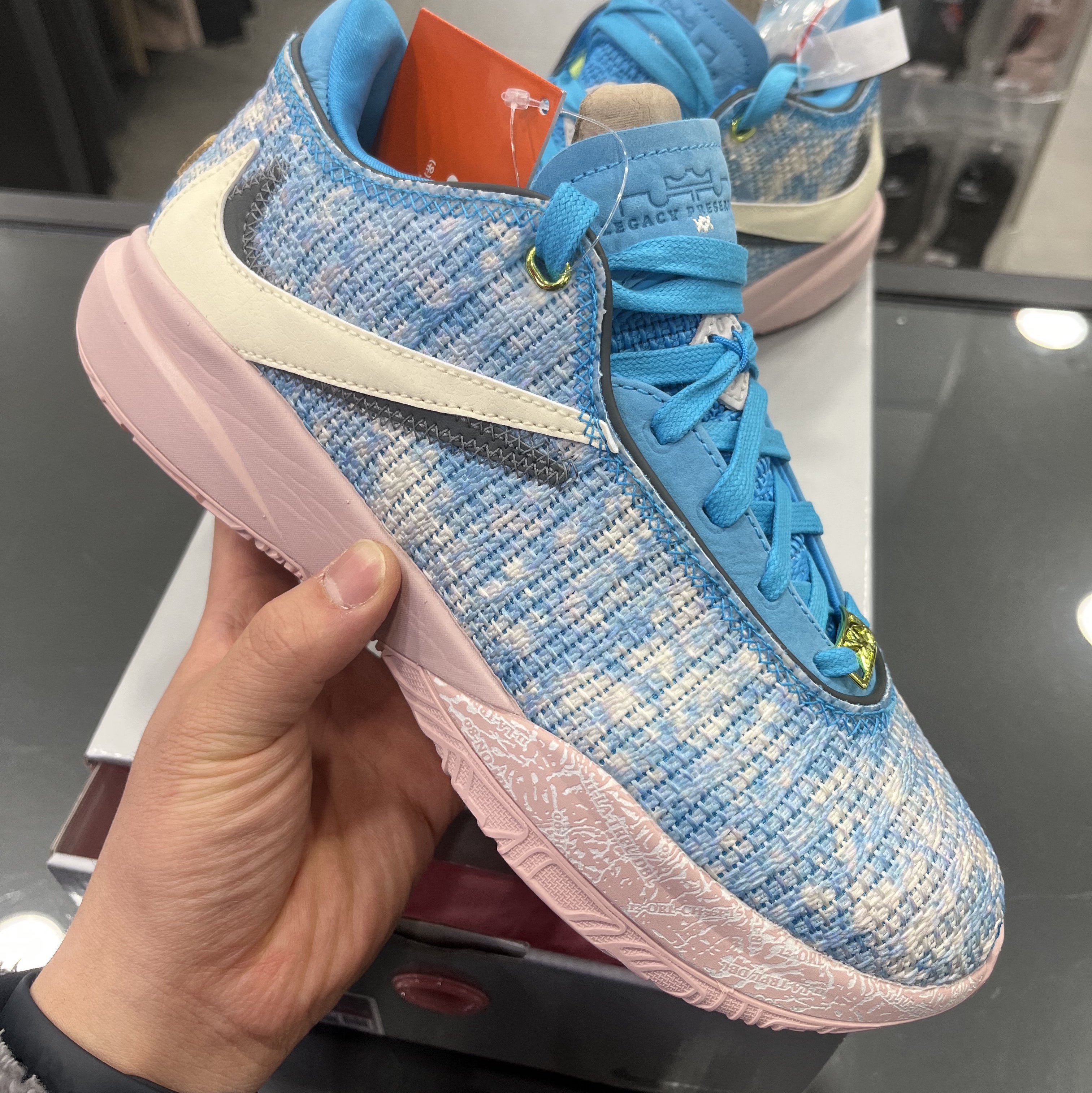 Nike LeBron XX ASW EP Blue Lightning Coconut Milk 착용 스타일 - 1