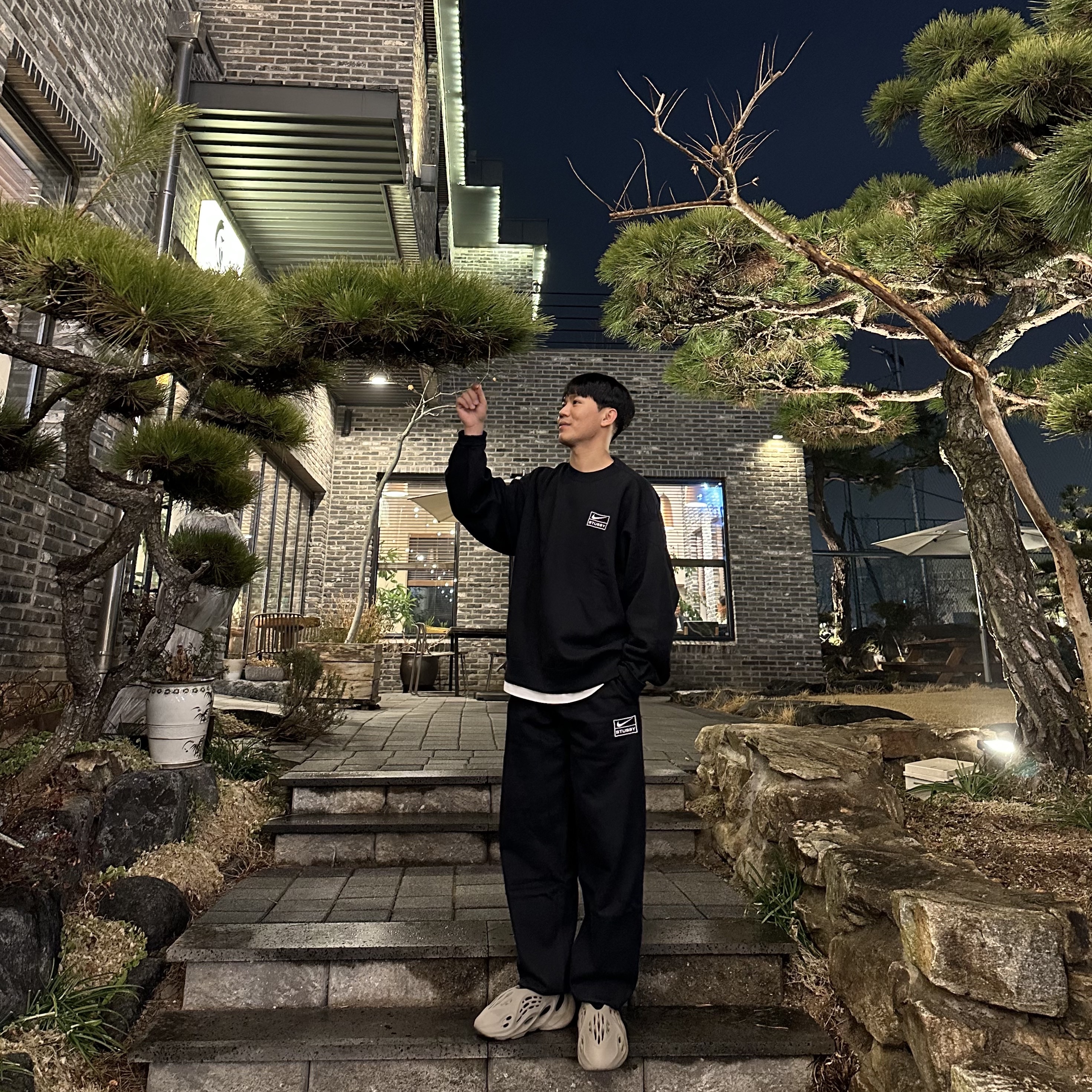 Nike x Stussy NRG Washed Fleece Crewneck Black (DO5310-010), Nike x Stussy NRG Washed Fleece Pants Black (DO5296-010) 착용 스타일