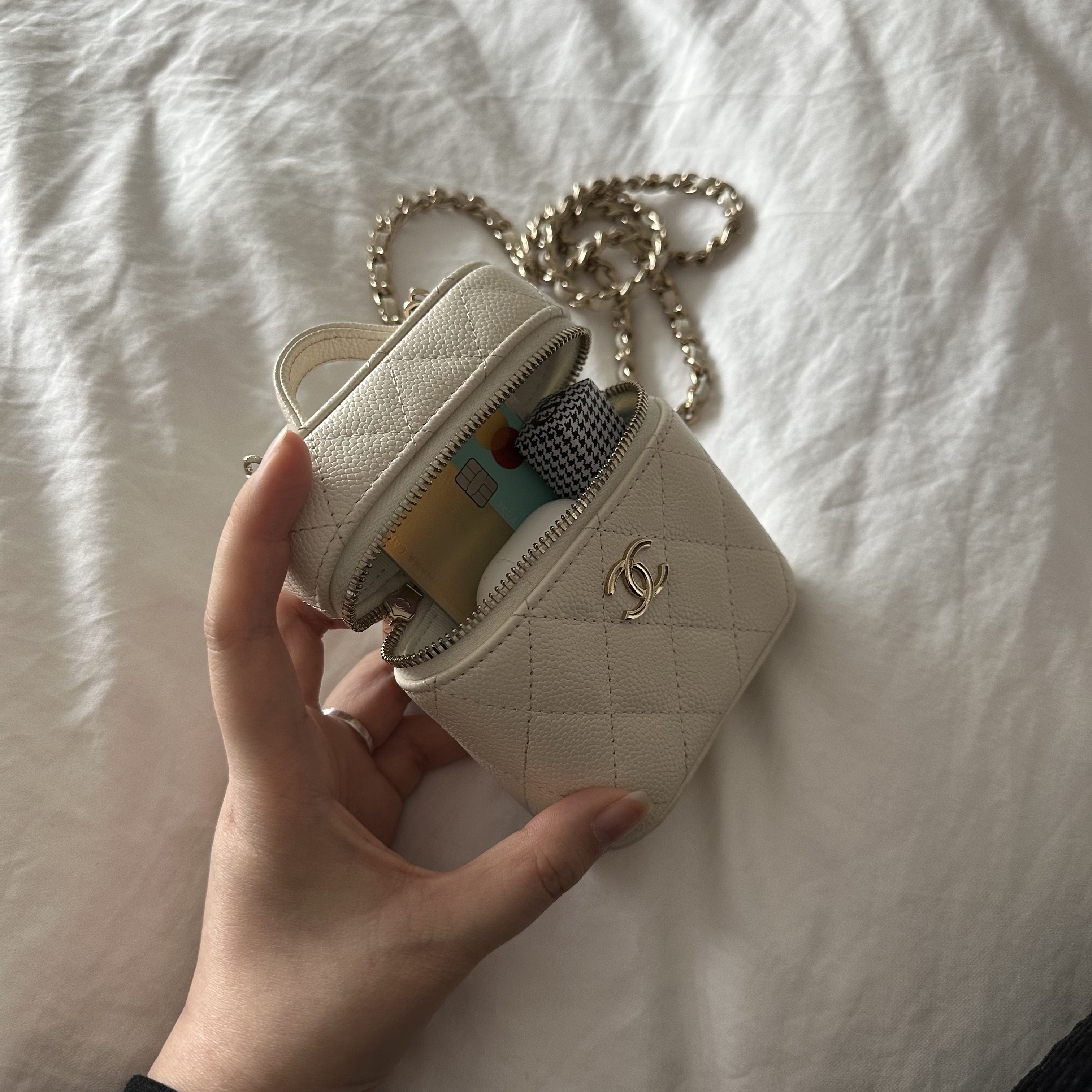 Chanel Small Vanity with Chain Grained Calfskin & Gold White 착용 스타일 - 2