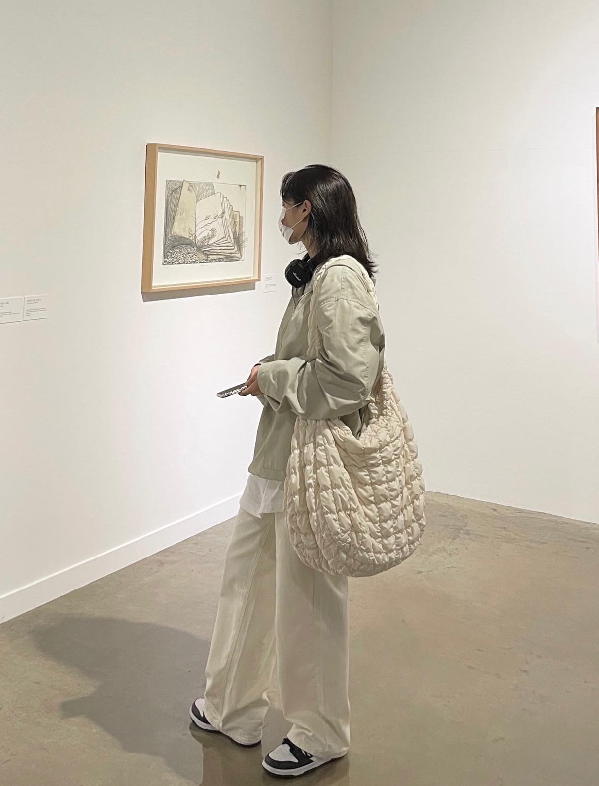 COS Quilted Oversized Shoulder Bag Off White Light Beige, Nike Dunk Low Retro Black 착용 스타일 - 1