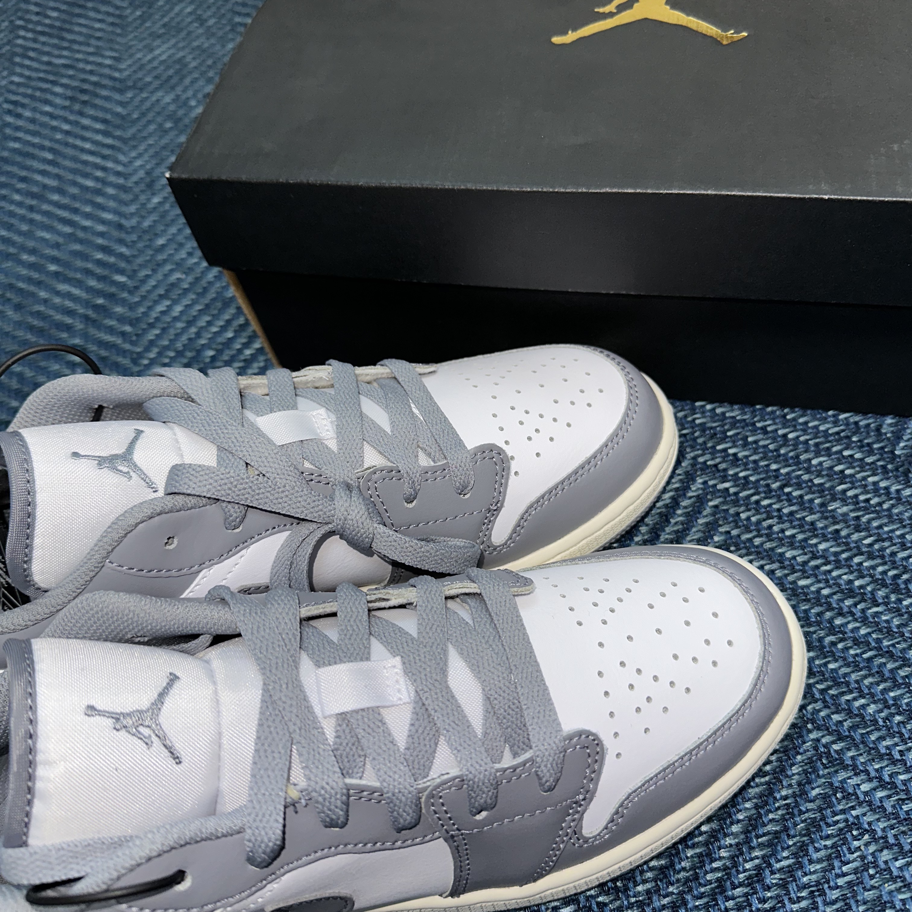 (GS) Jordan 1 Low Stealth and White 착용 스타일 - 1