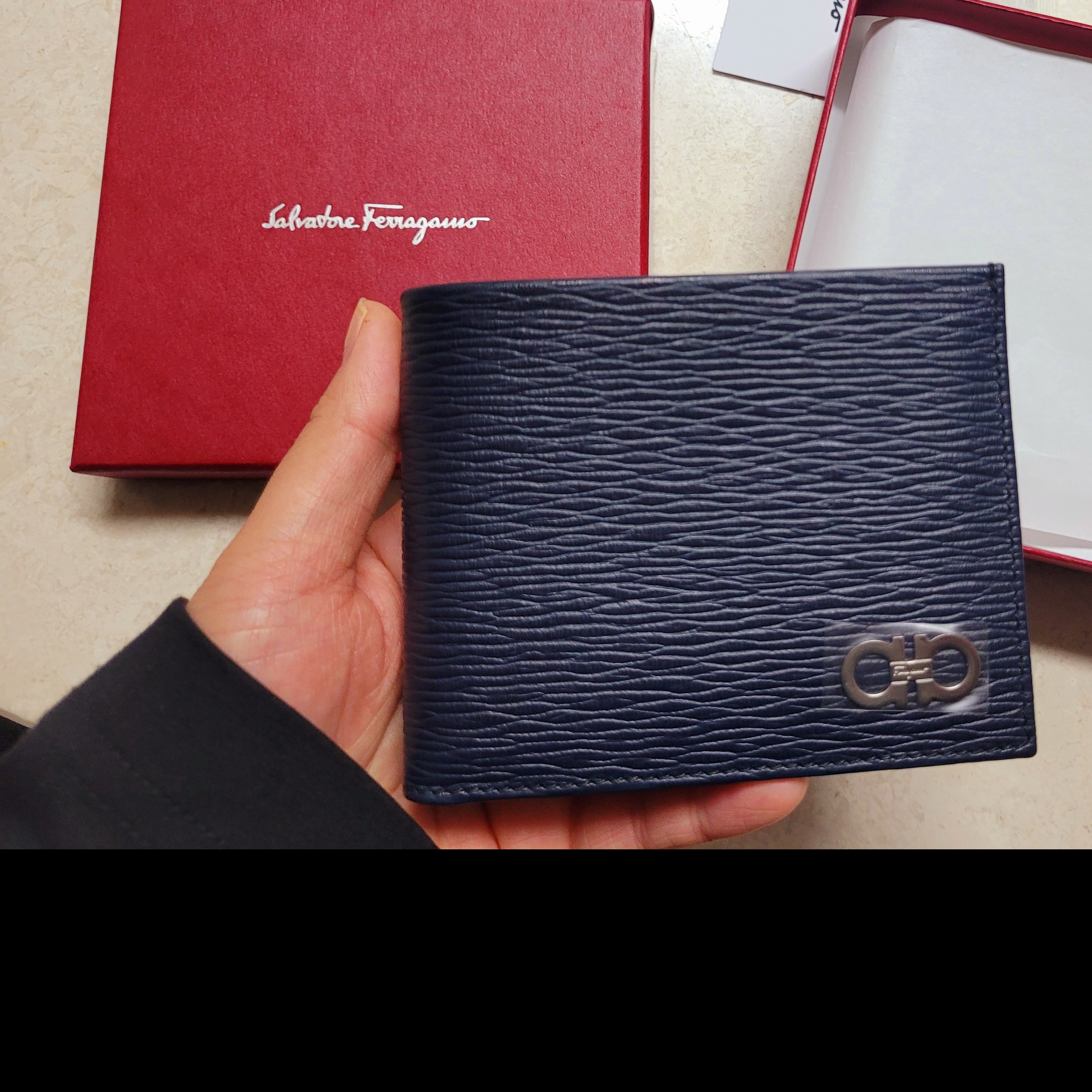Ferragamo Gancini Wallet Ocean Black 착용 스타일 - 1