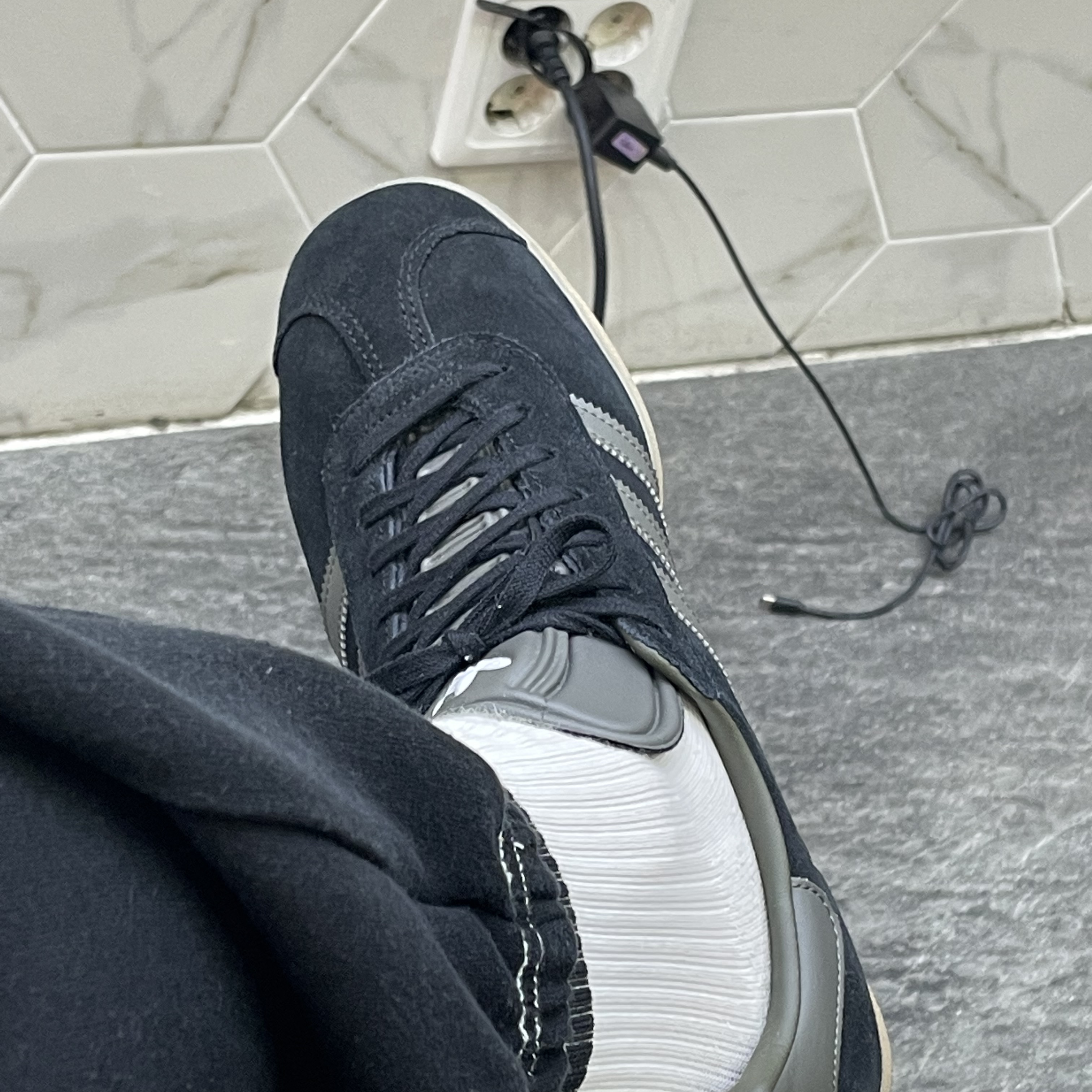 Adidas Gazelle Core Black Pantone 착용 스타일