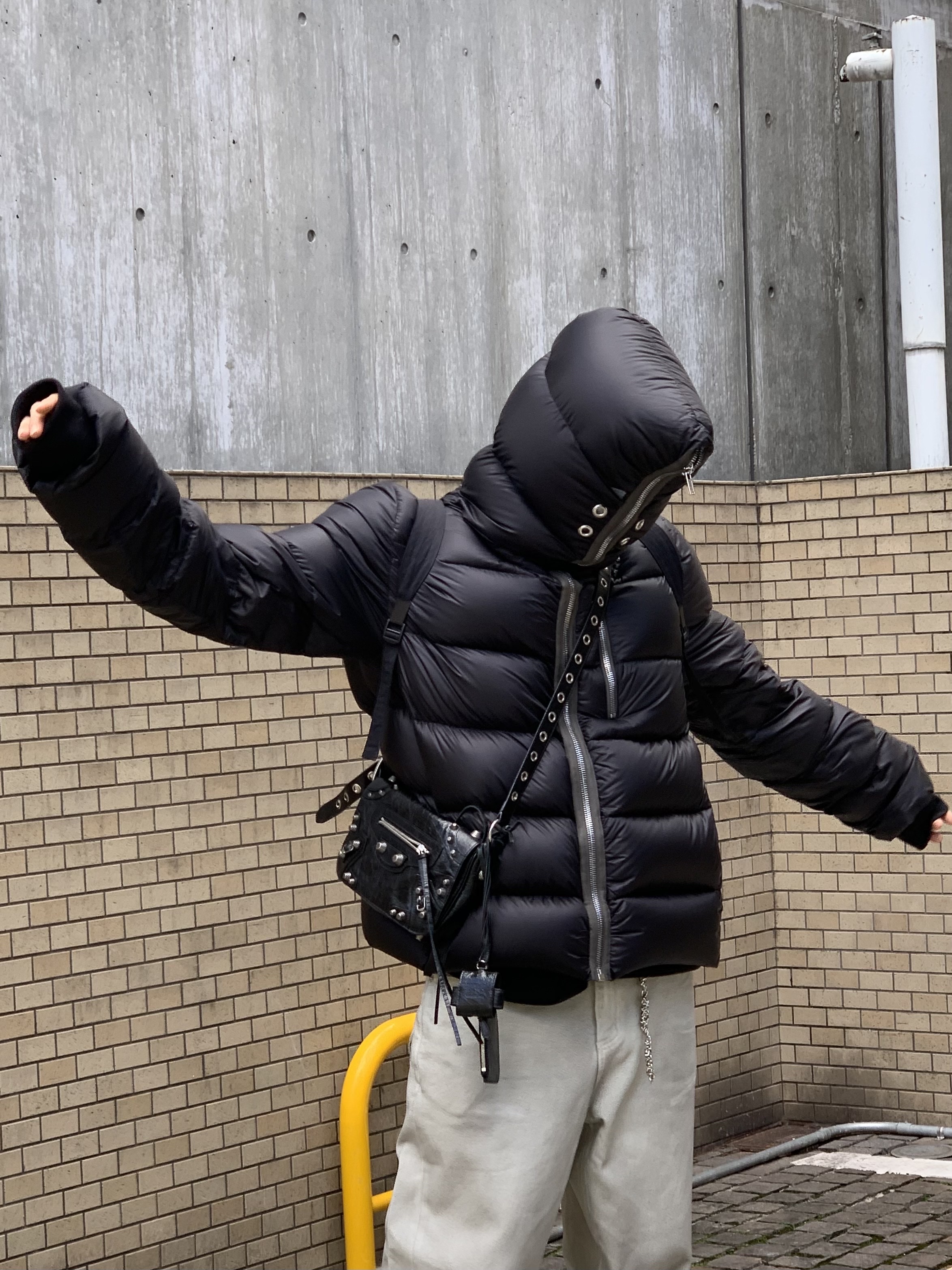 Balenciaga Defender Sneakers Black, Balenciaga Arena Lambskin Aged Silver Hardware Le Cagole XS Flap Bag Black 착용 스타일 - 2