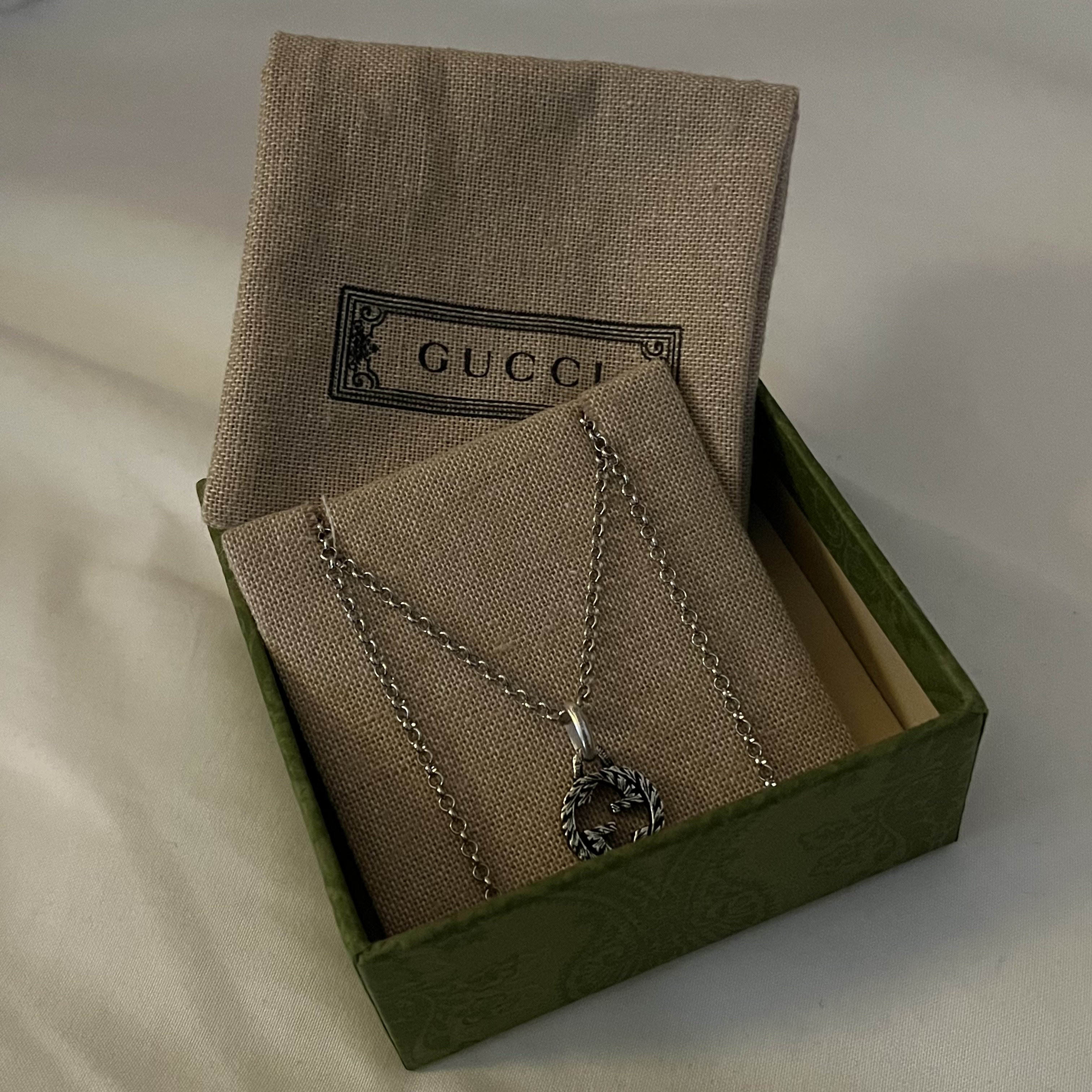 Gucci Interlocking G Pendant Necklace Silver 착용 스타일