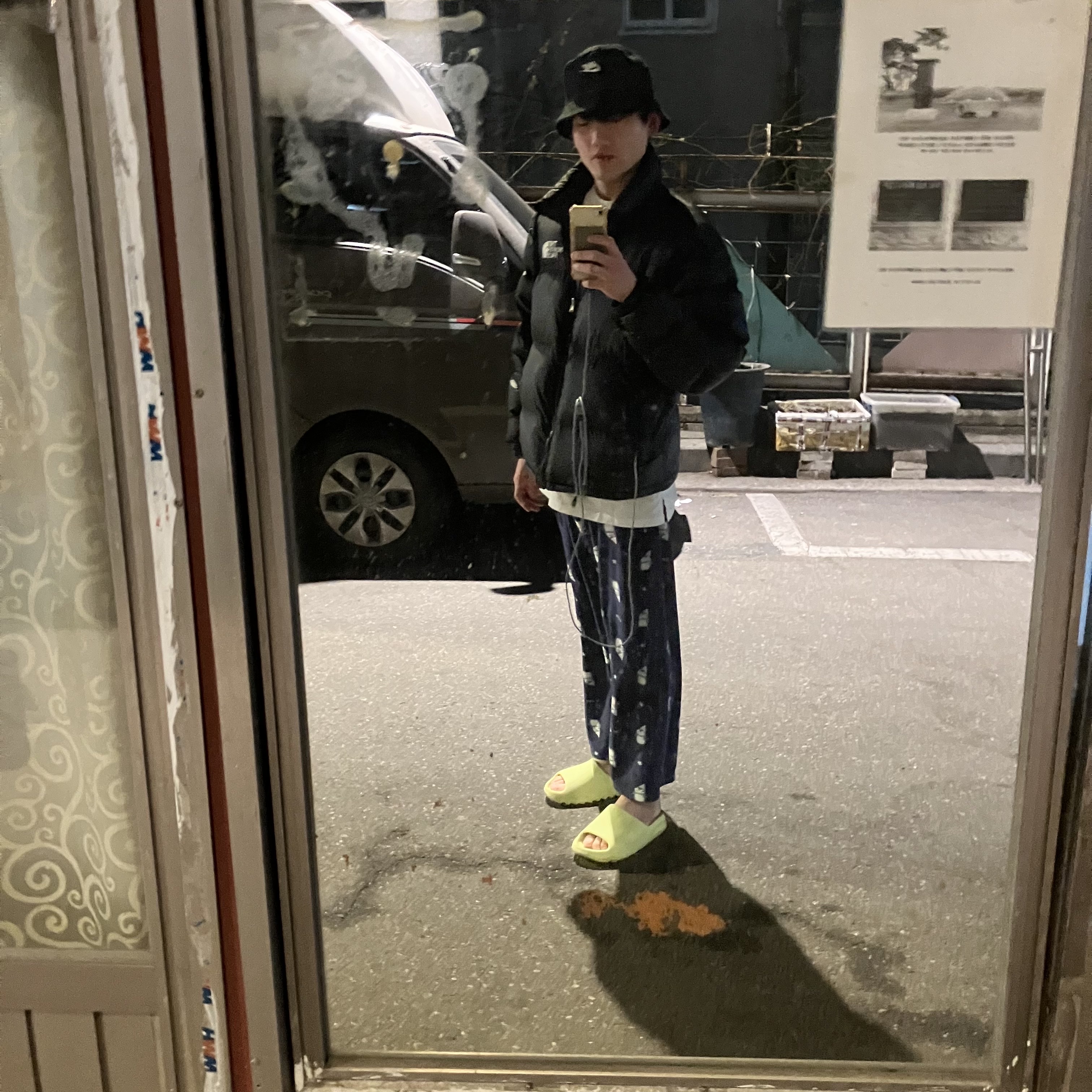 Adidas Yeezy Slide Glow Green 2022/2023, The North Face 1996 Retro Nuptse Jacket Black 착용 스타일
