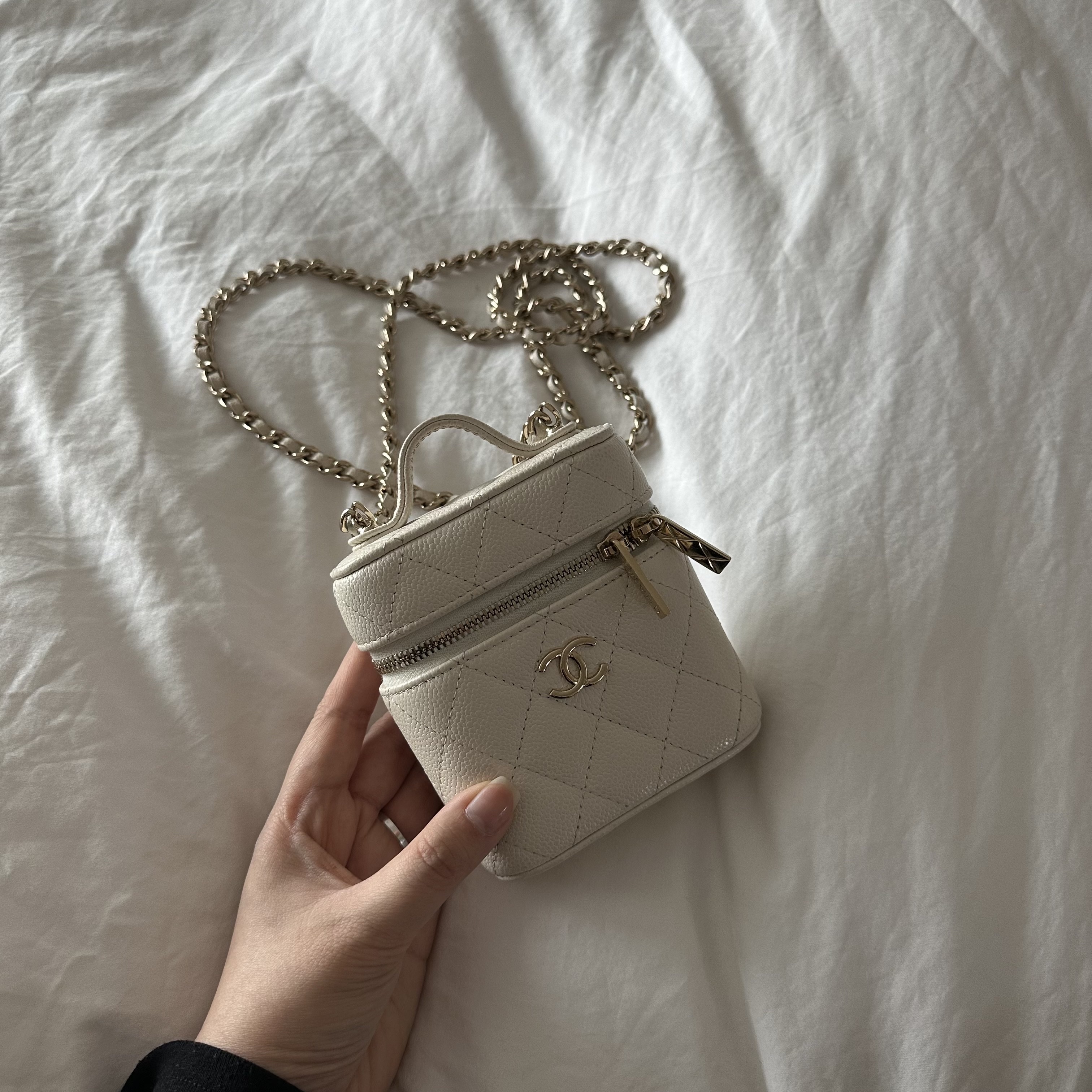 Chanel Small Vanity with Chain Grained Calfskin & Gold White 착용 스타일 - 1