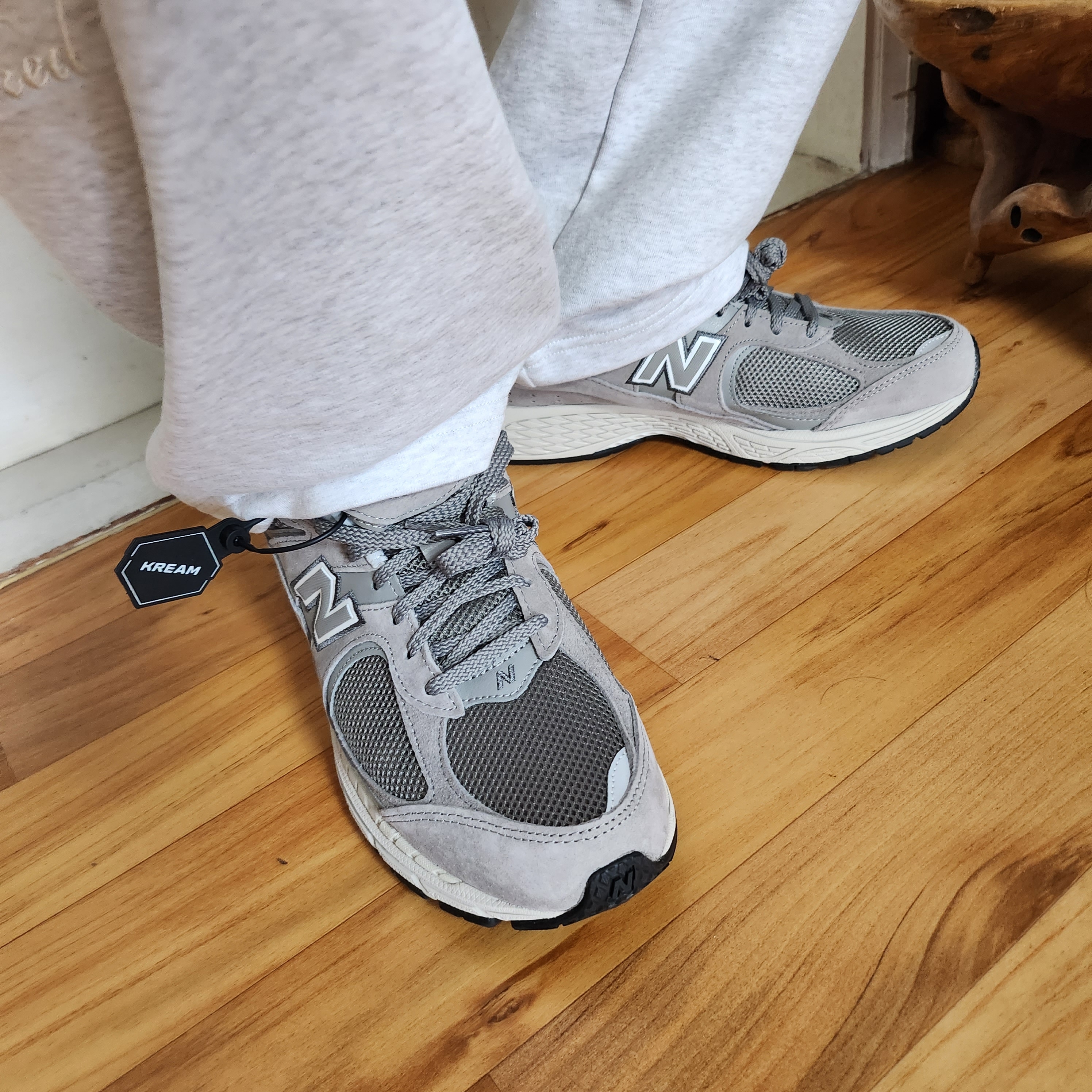 New Balance 2002R Grey 착용 스타일