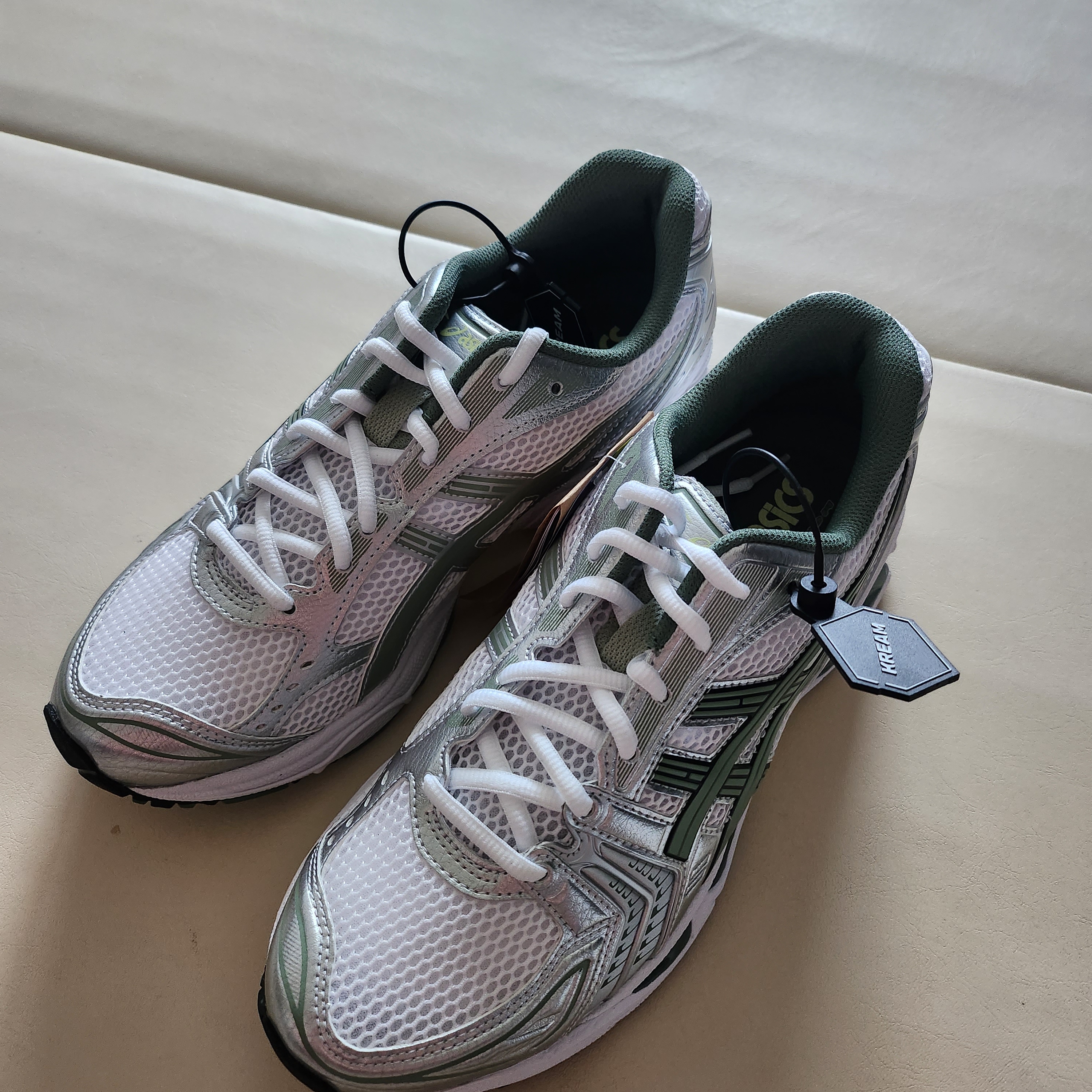 Asics Gel-Kayano 14 White Slate Grey 착용 스타일 - 1