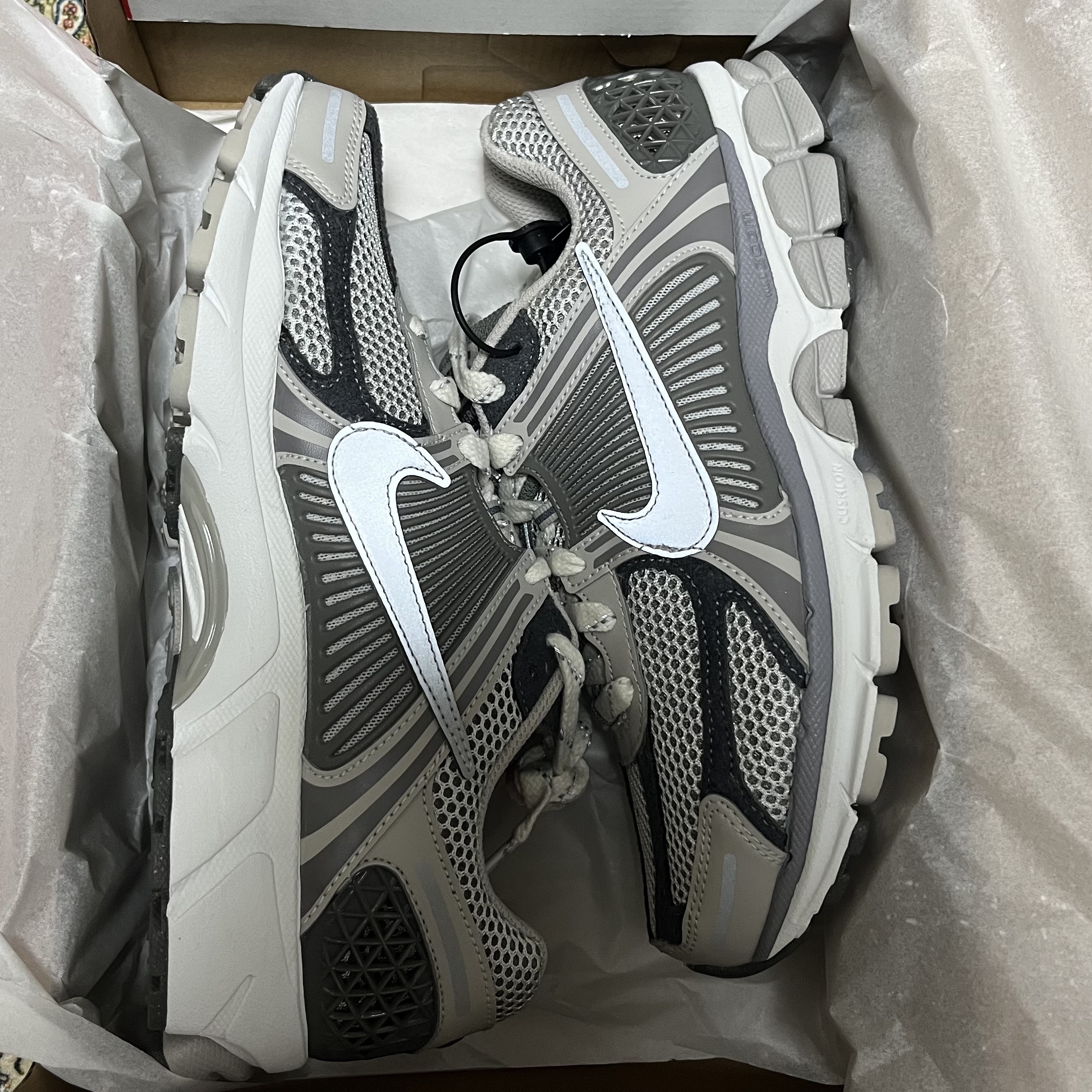 Nike Zoom Vomero 5 PRM Light Iron Ore and Flat Fewter 착용 스타일