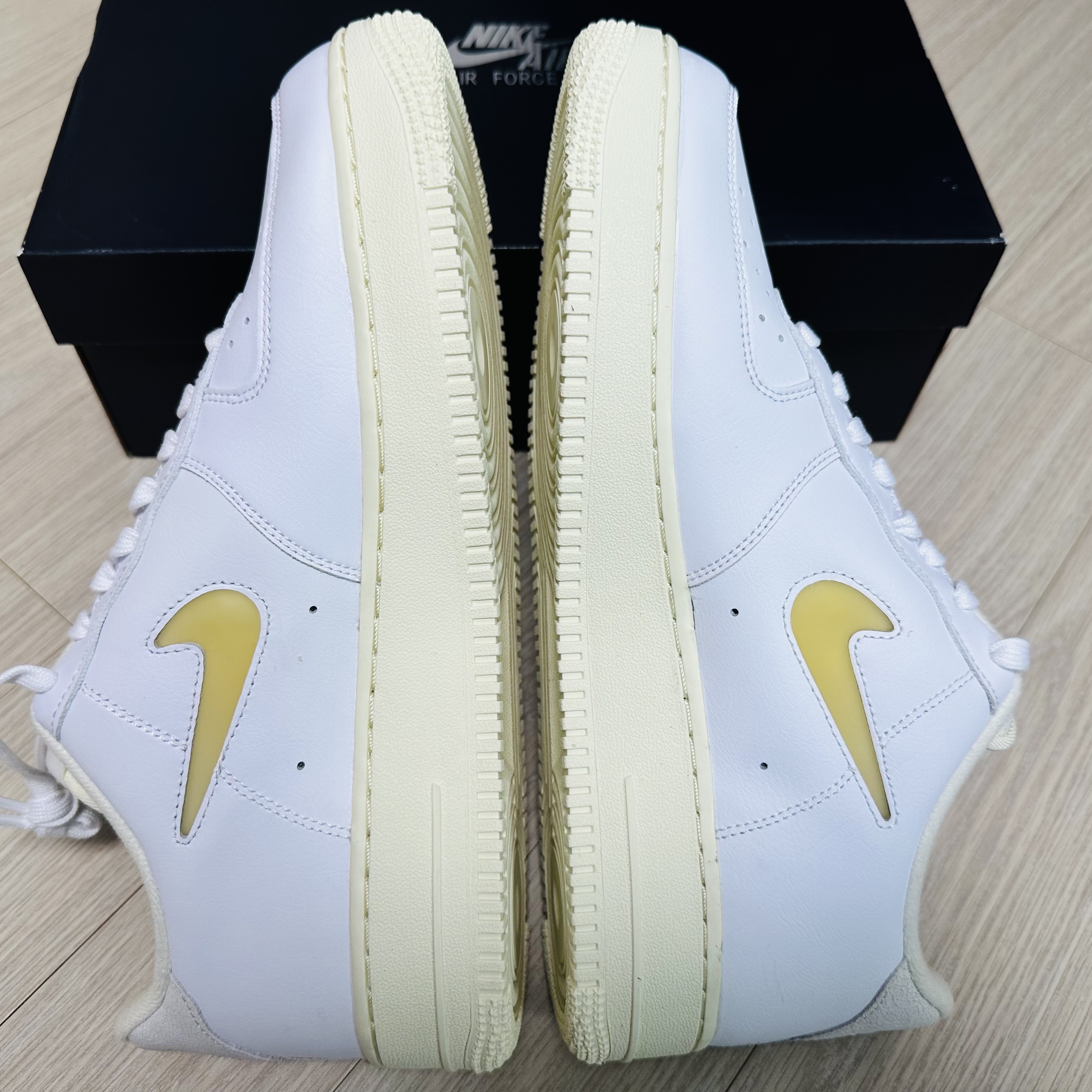 Nike Air Force 1 '07 LX Pale Vanilla 착용 스타일 - 1