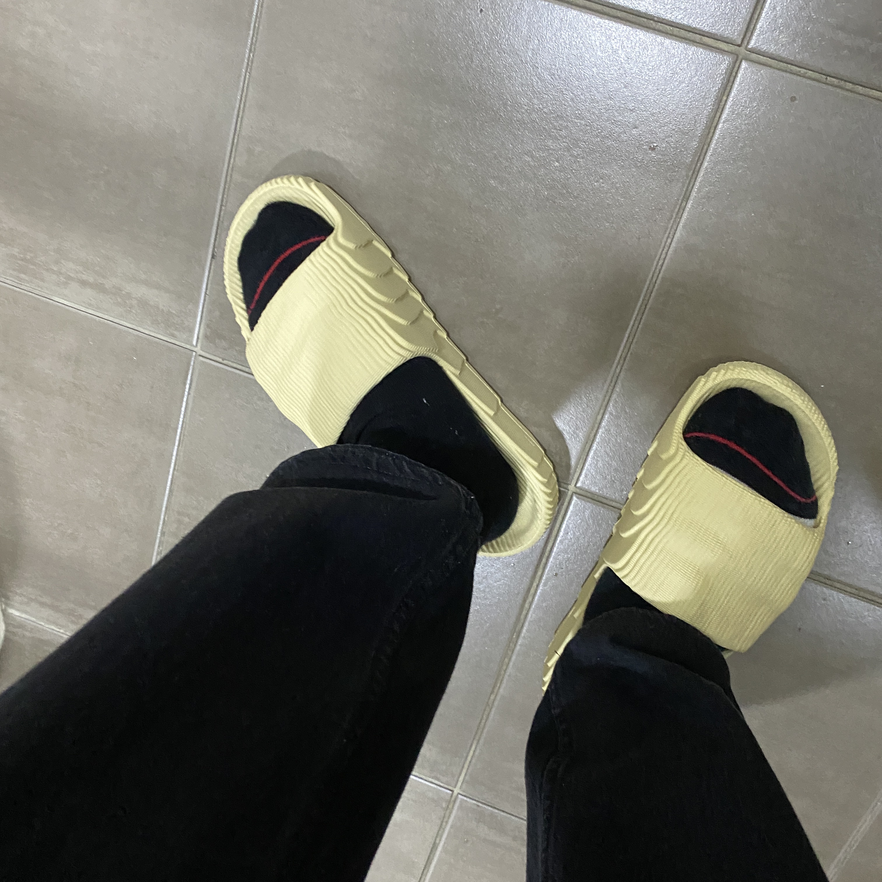 Adidas Adilette 22 Desert Sand 착용 스타일